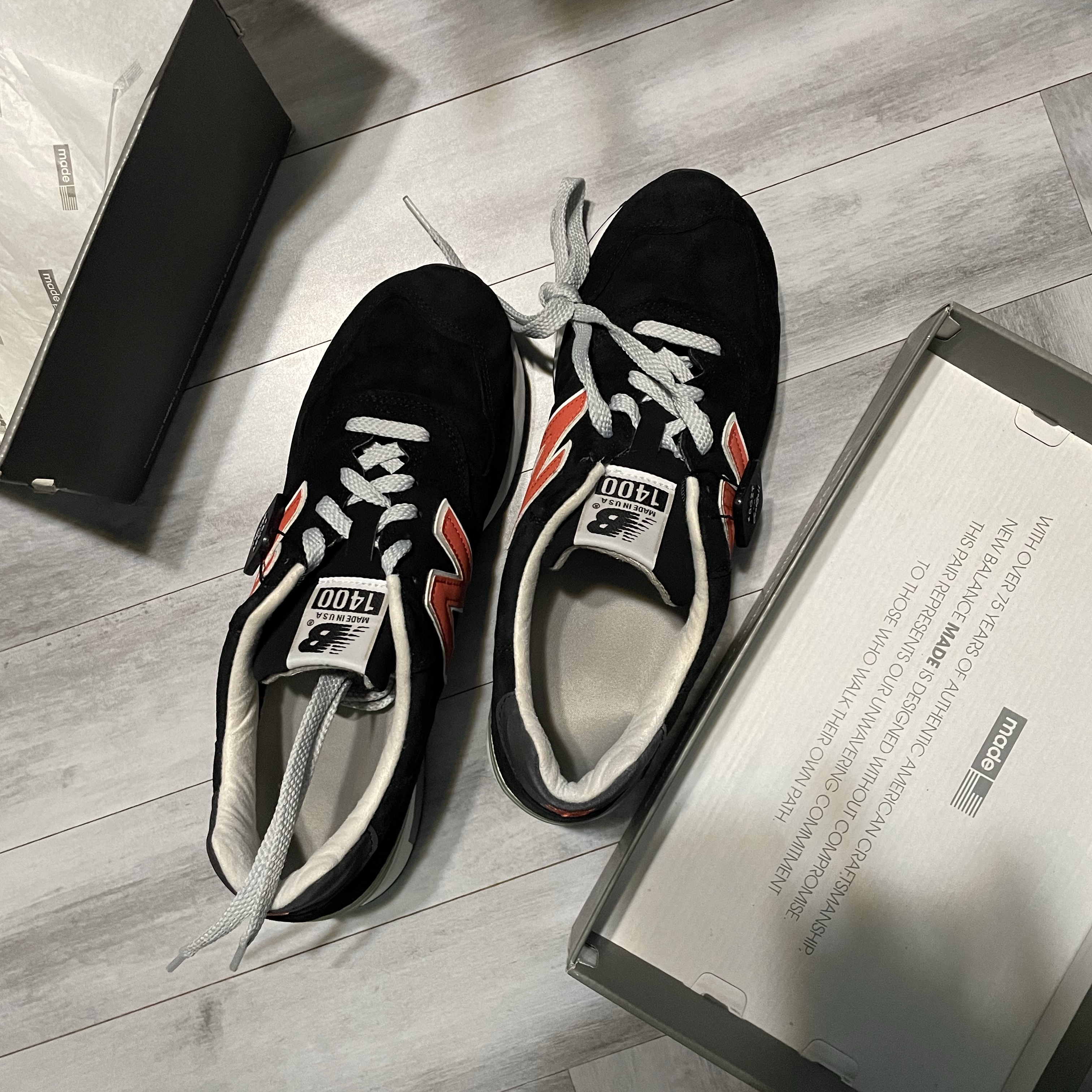 New Balance x J.Crew 1400 Made in USA Black Orange 착용 스타일