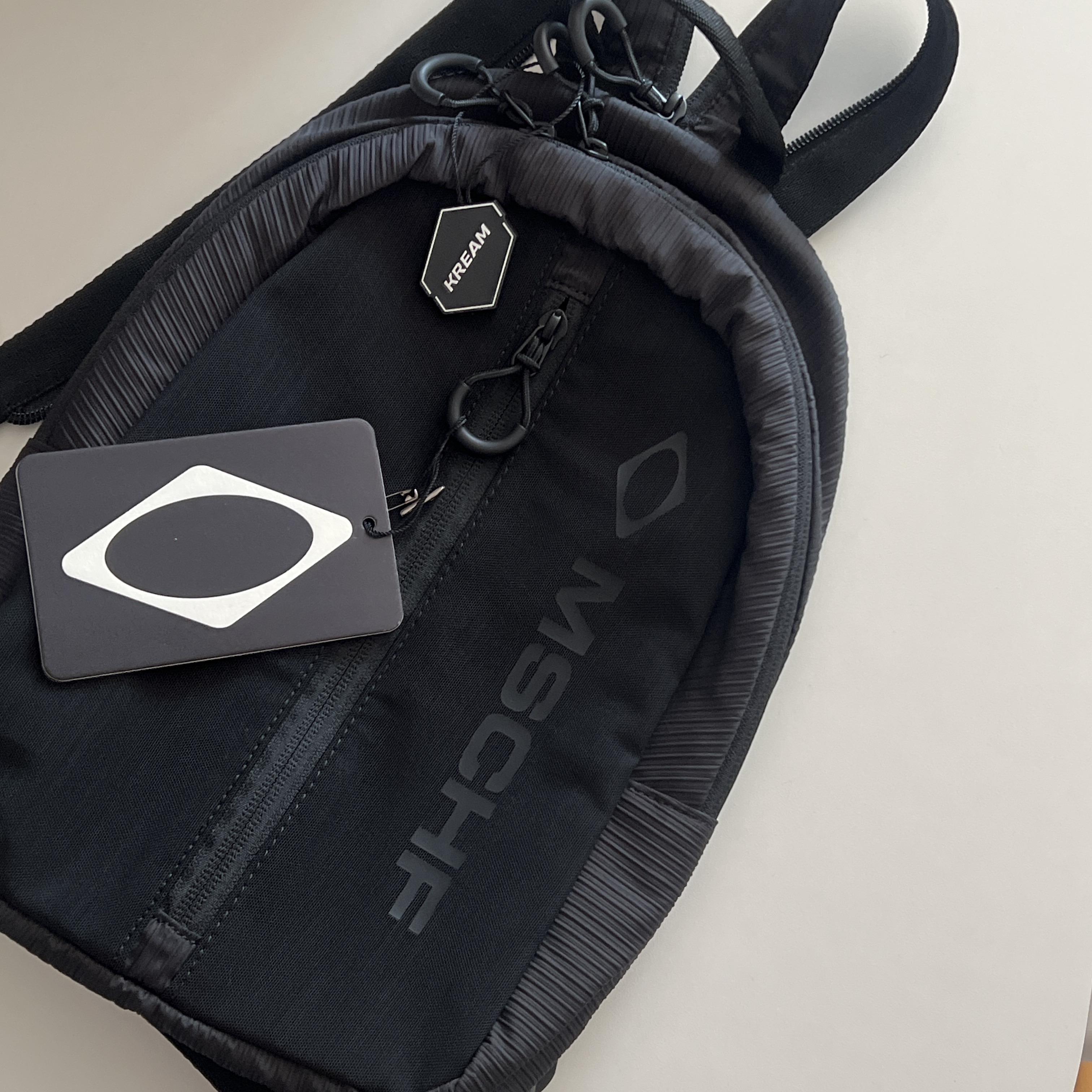 Mischief 2Way Mesh Sling Bag Black 착용 스타일