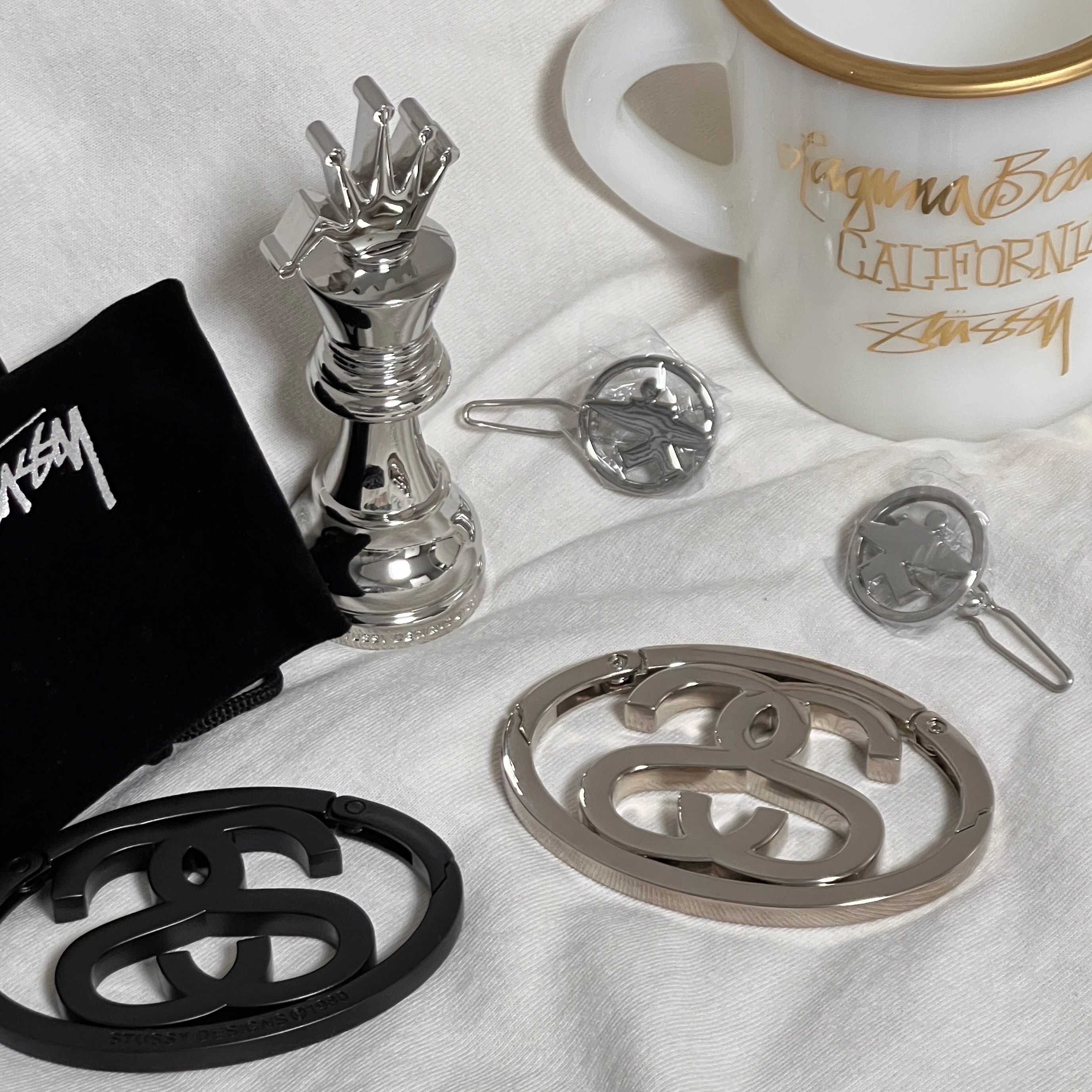 Stussy Surfman Hairclip Silver, Stussy Laguna Milk Glass Mug White 착용 스타일