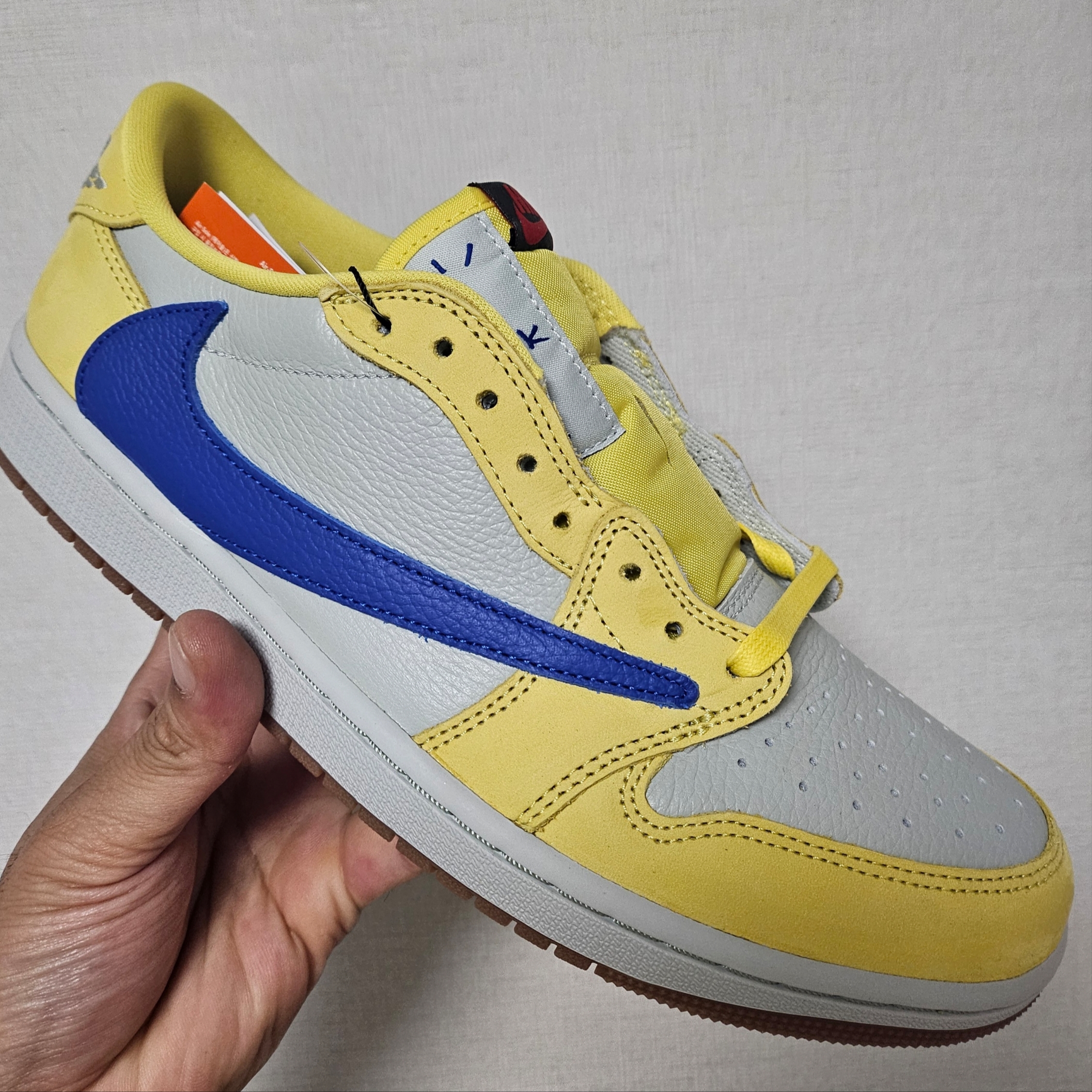 (W) Jordan 1 x Travis Scott Retro Low OG SP Canary 착용 스타일 - 1