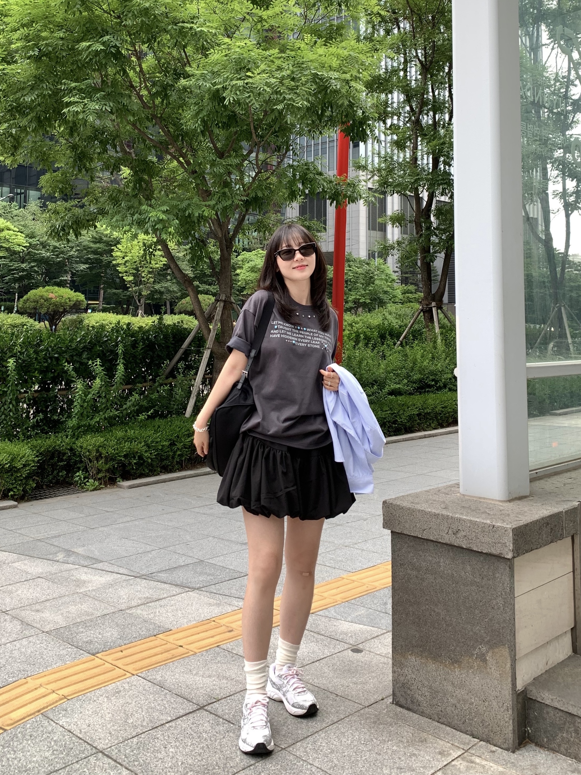Gentle Monster x Maison Margiela MM109 Black Black, Prada Re-Nylon Medium Backpack Black 착용 스타일 - 2