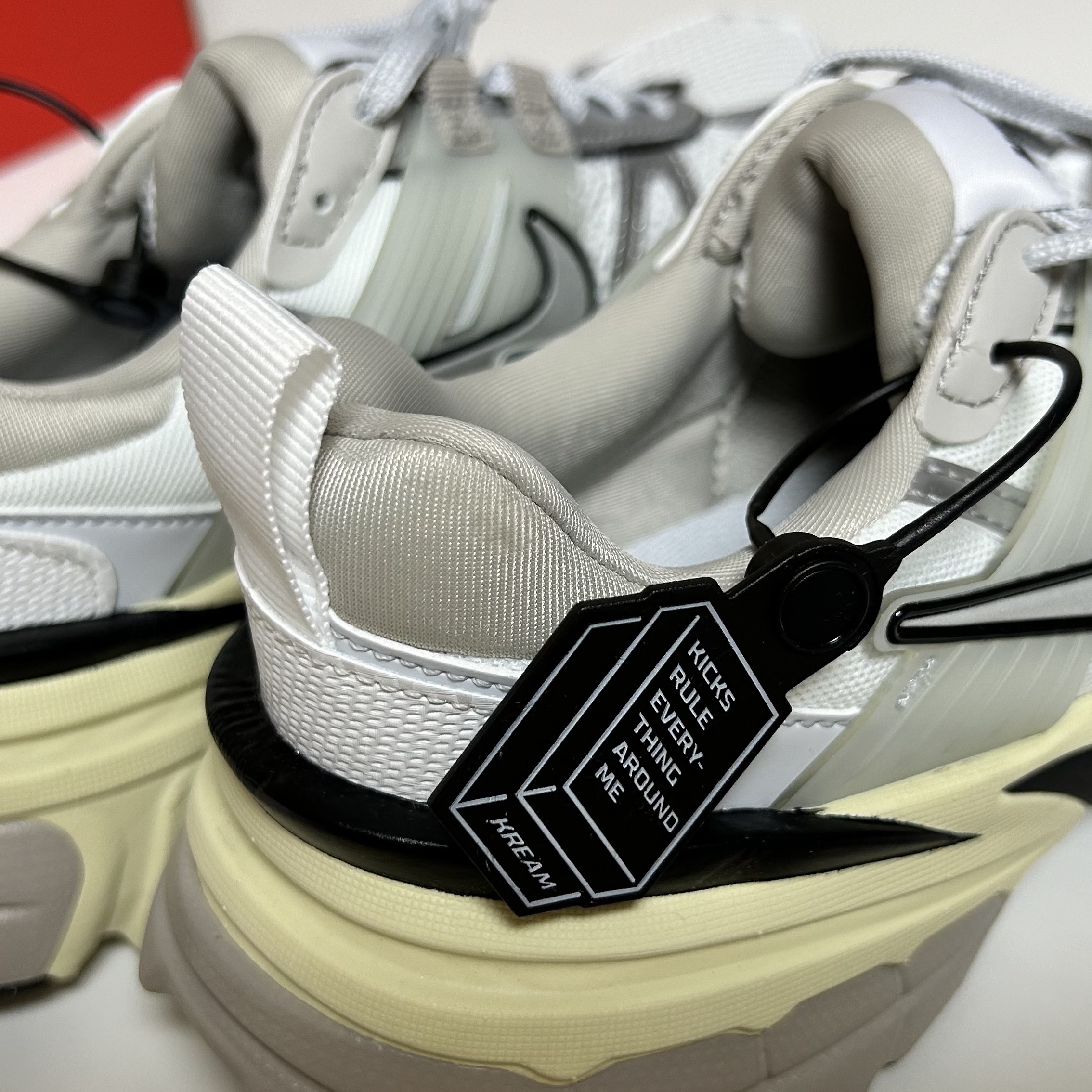 Nike V2K Run Summit White Metallic Silver 착용 스타일 - 2