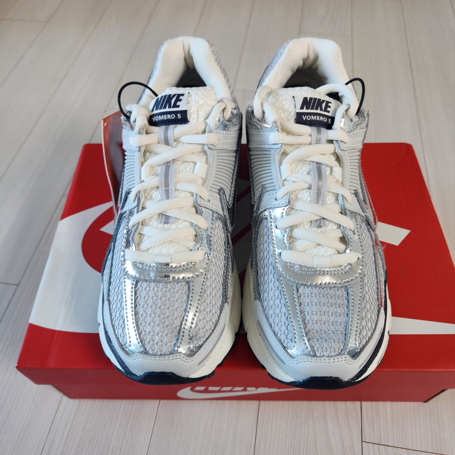 Nike Zoom Vomero 5 Photon Dust Gridiron 착용 스타일