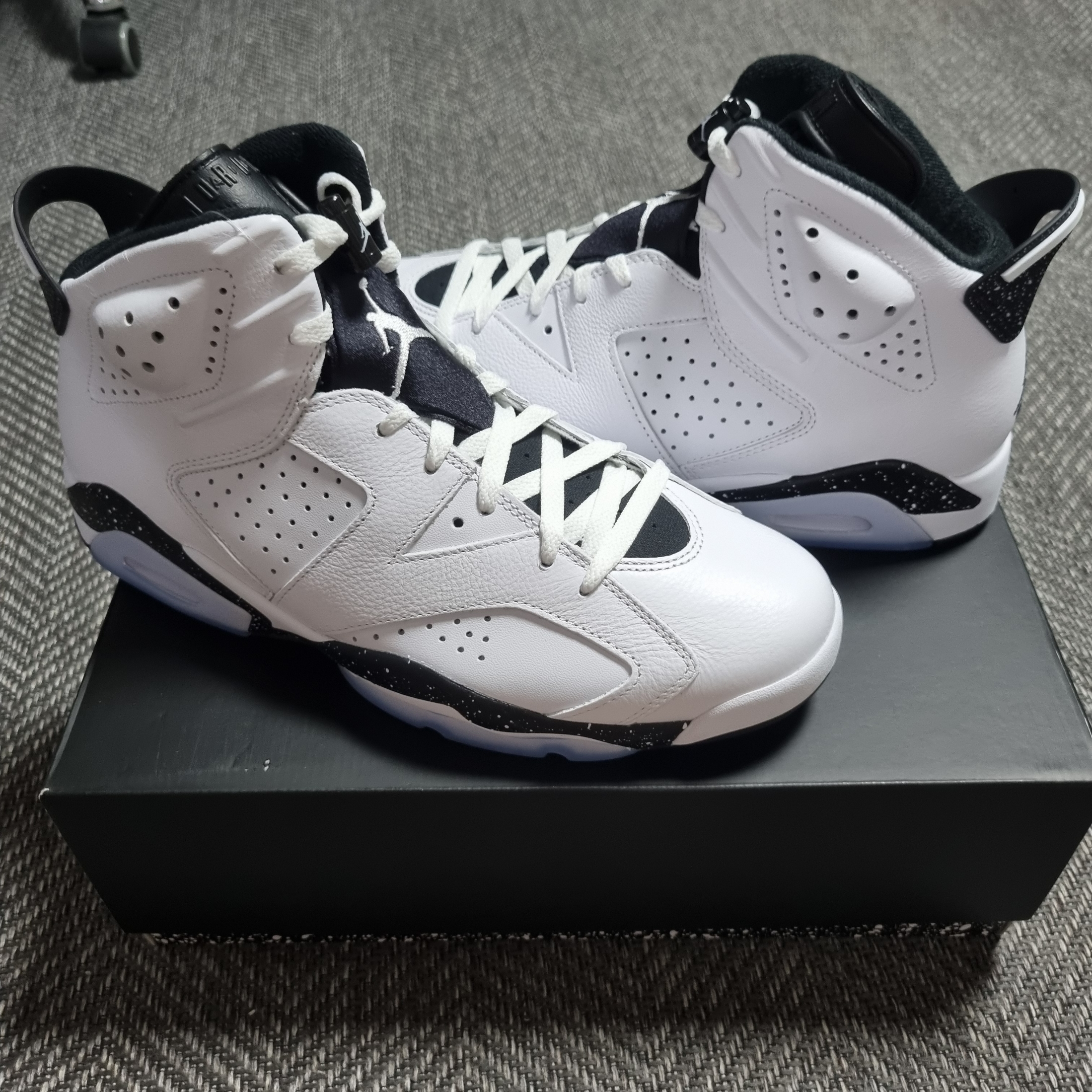 Jordan 6 Retro White and Black 착용 스타일 - 1