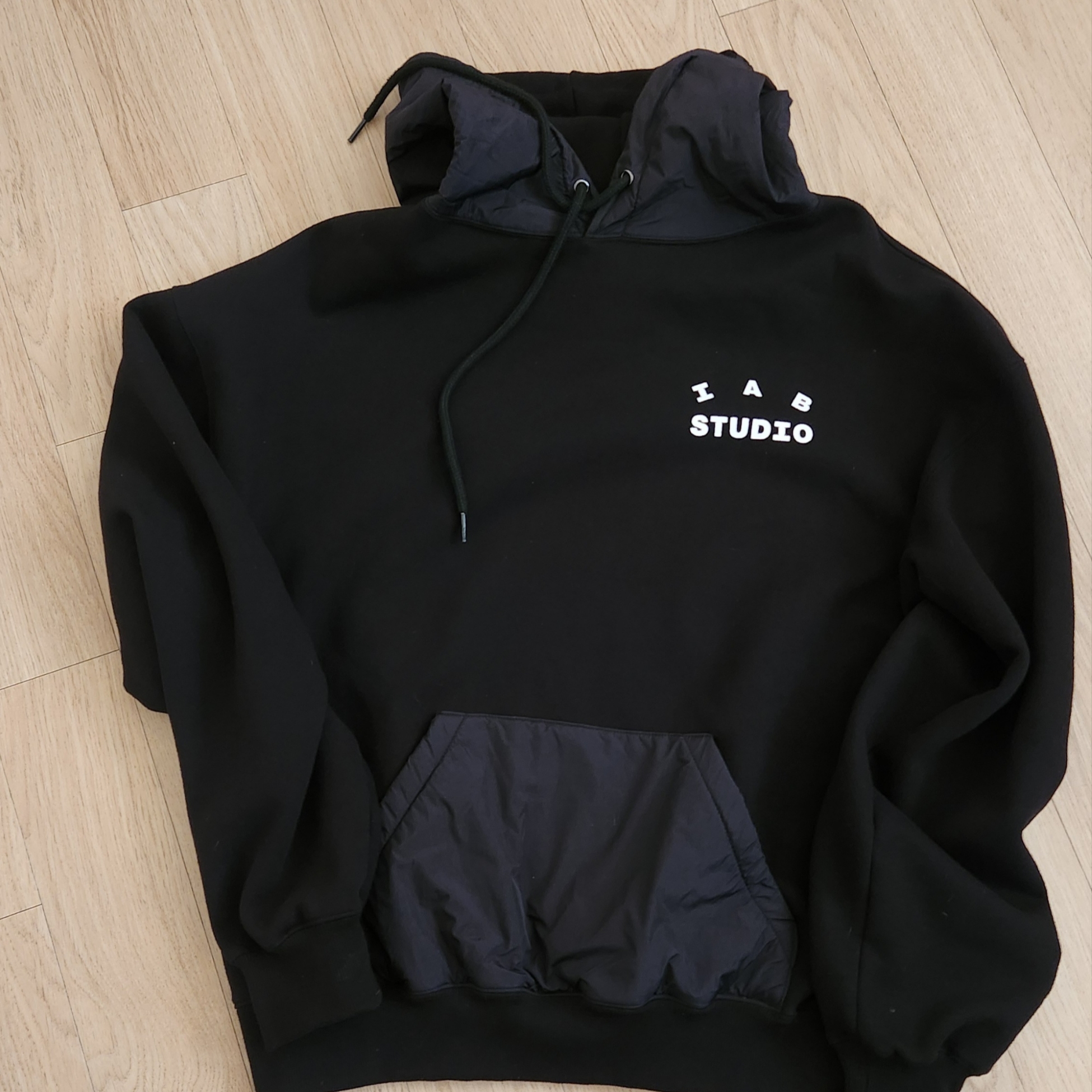 IAB Studio Woven Hoodie Black 착용 스타일 - 1