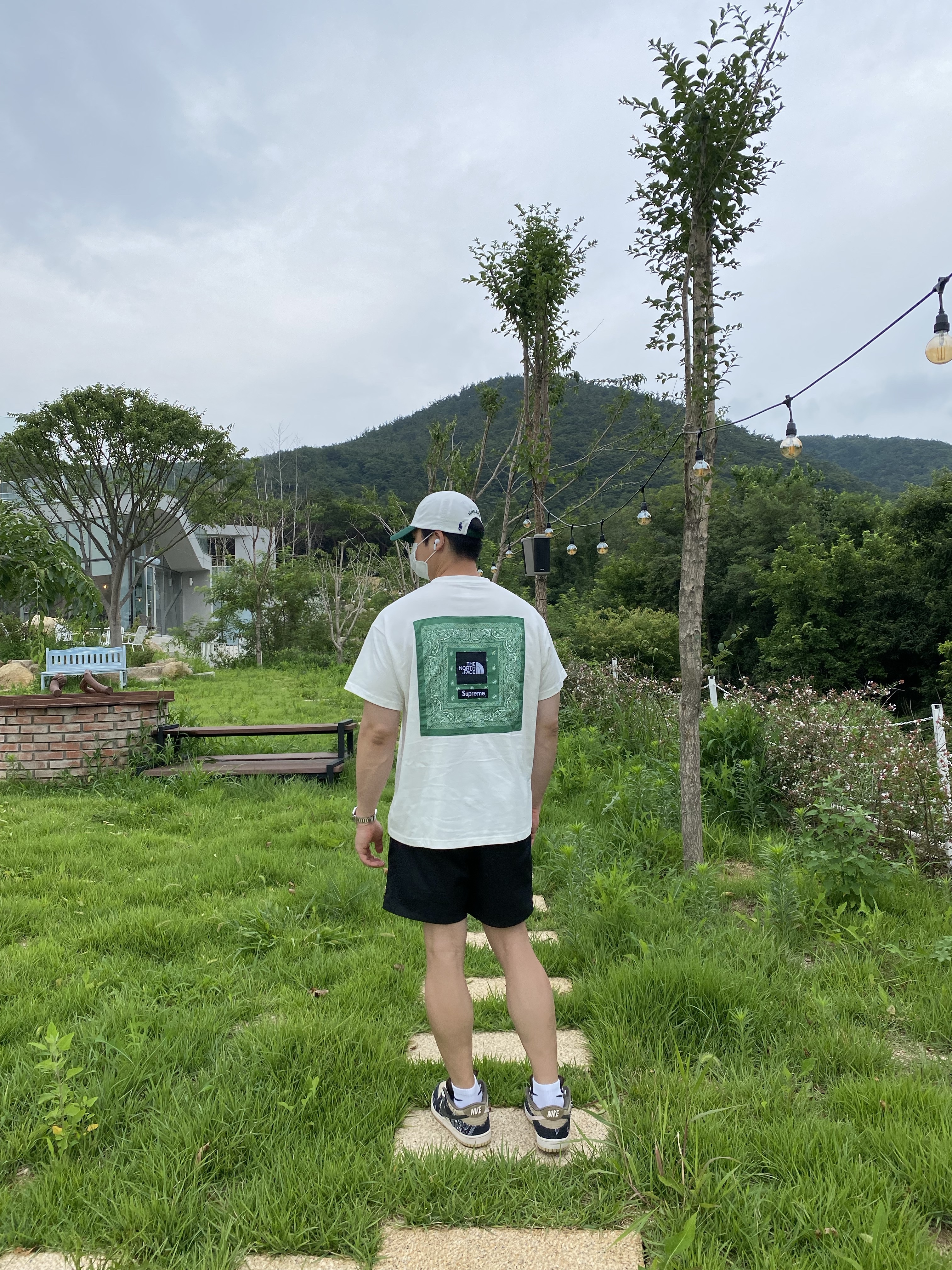 Supreme x The North Face Bandana T-Shirt White - 22SS, Nike x Travis Scott SB Dunk Low 착용 스타일