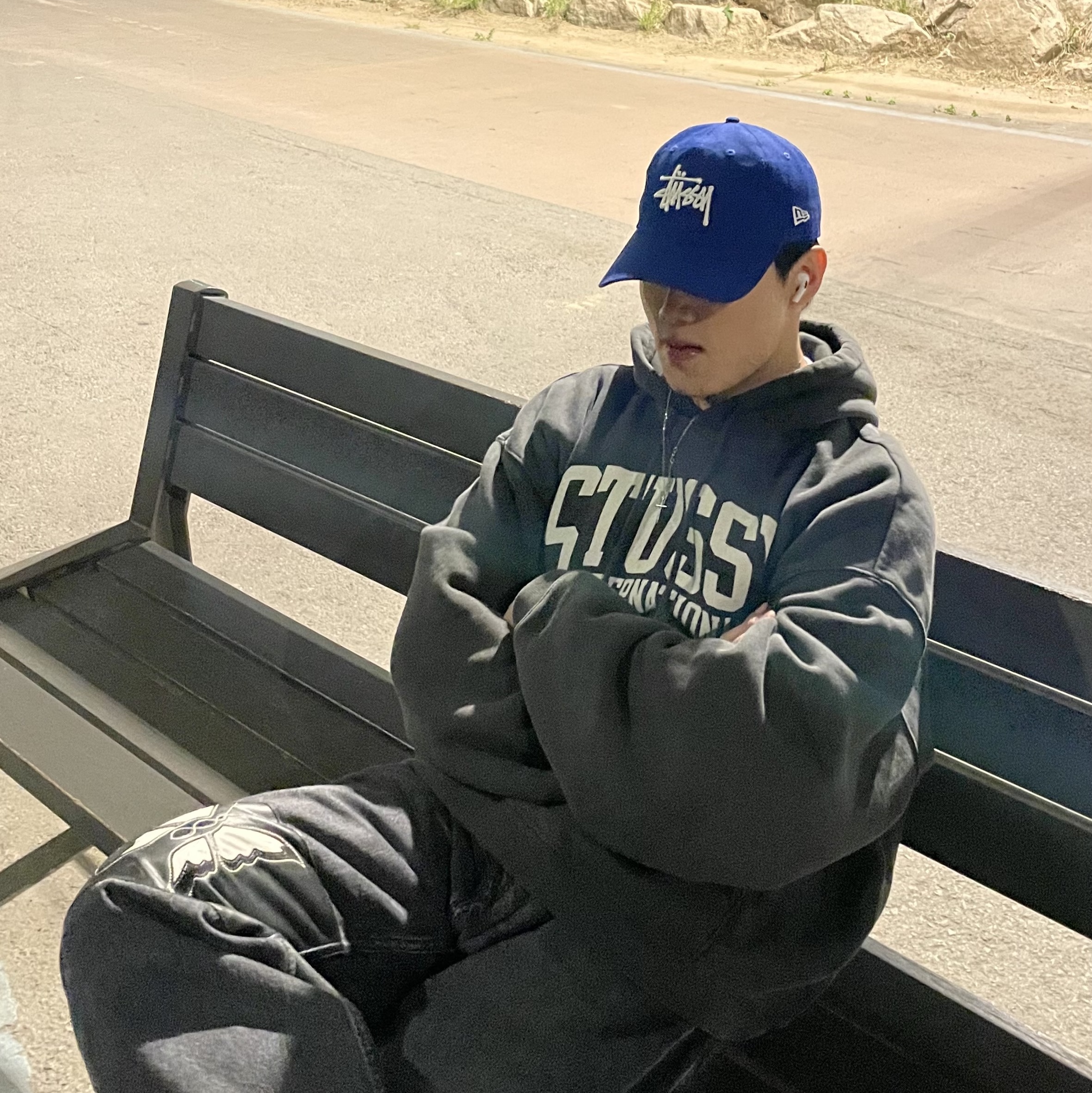 Stussy International Relaxed Hoodie Washed Black, Stussy Basic New Era 9Twenty Cap Dark Royal 착용 스타일 - 3