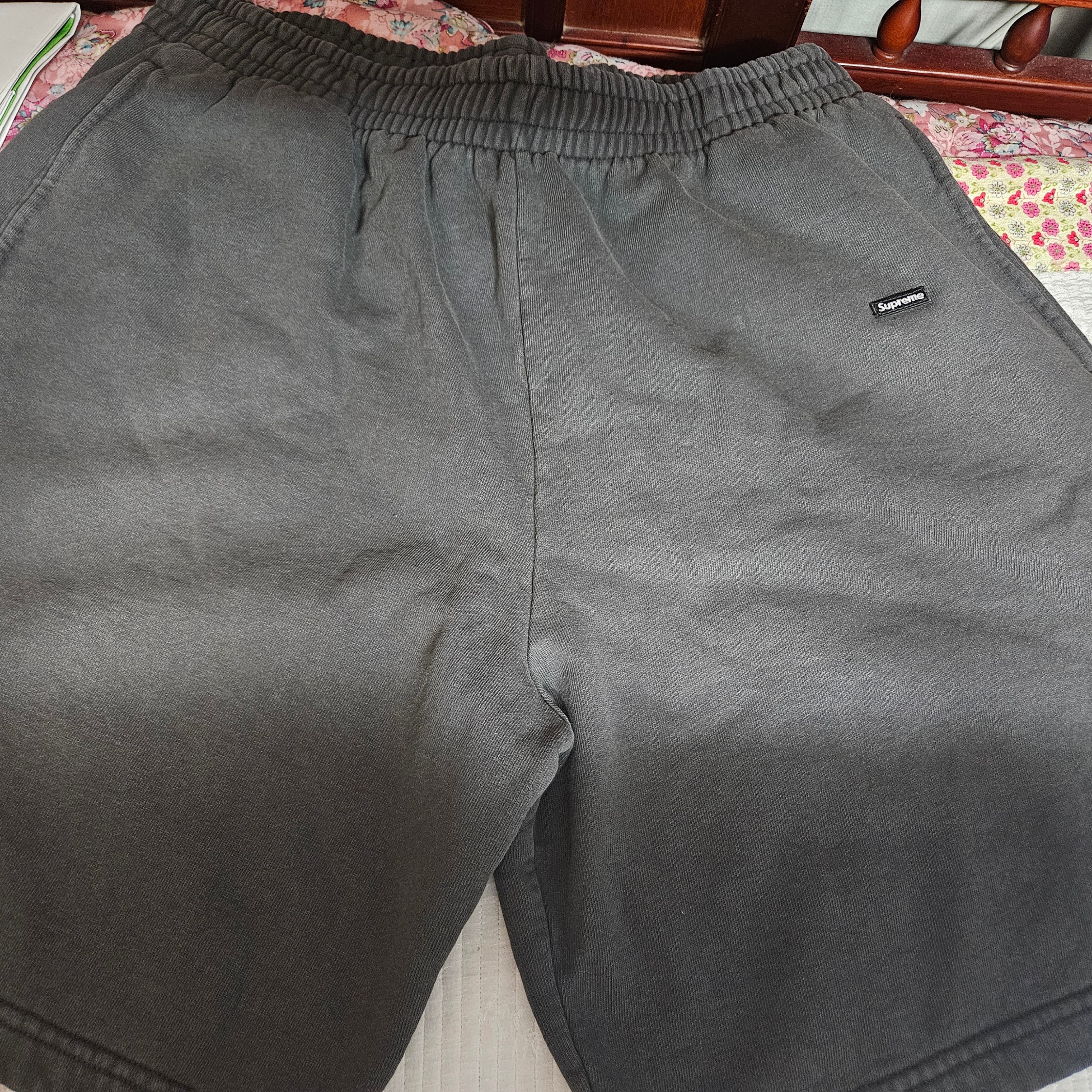 Supreme Overdyed Small Box Sweatshort Black - 24SS 착용 스타일