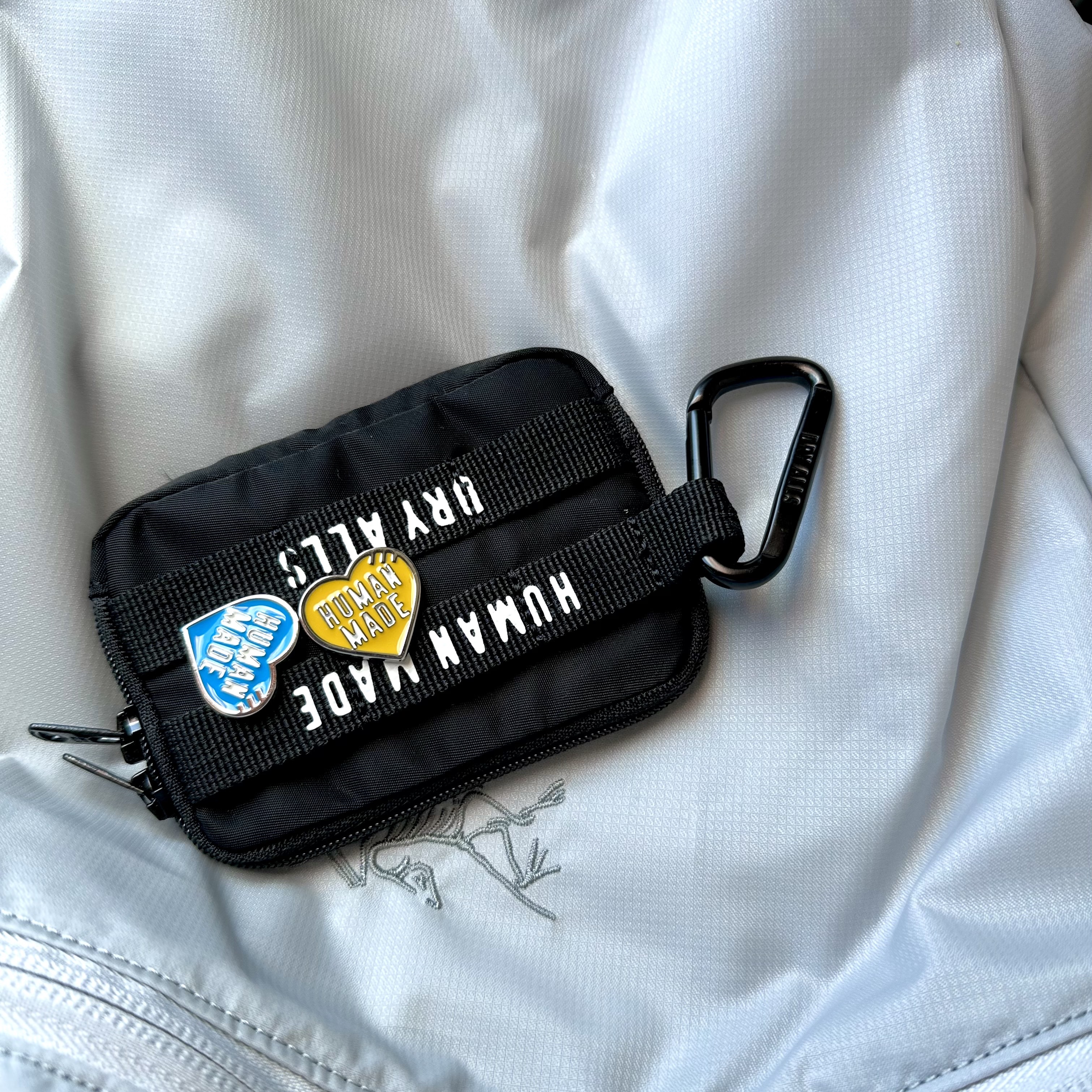 Human Made Military Card Case Black, Human Made Heart Pin Yellow 착용 스타일 - 1