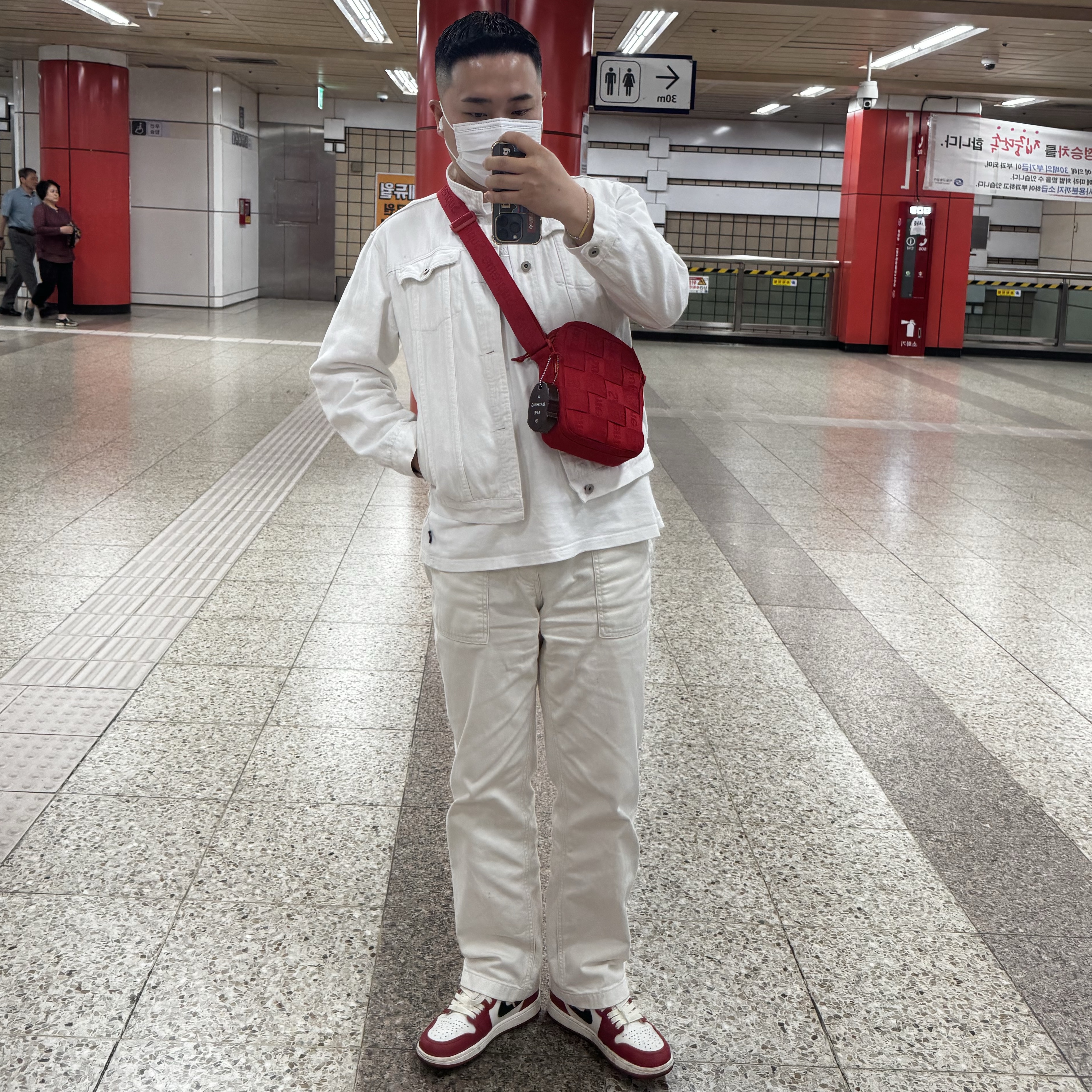 Jordan 1 Retro High OG Chicago 2022, Supreme Woven Shoulder Bag Red - 23SS 착용 스타일