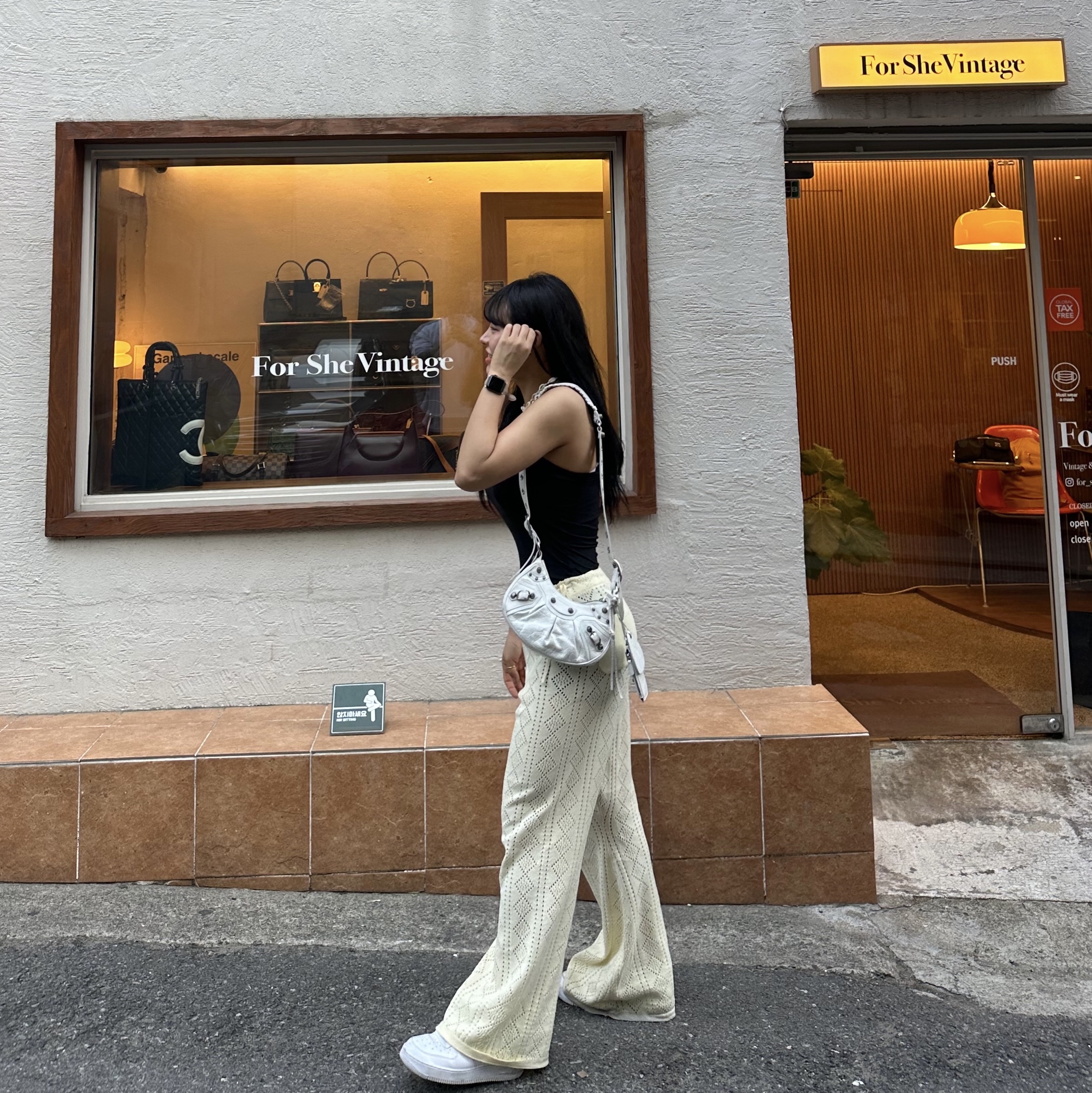 Balenciaga Arena Lambskin Le Cagole XS Shoulder Bag White, (W) Nike Air Force 1 '07 Low White 착용 스타일 - 2