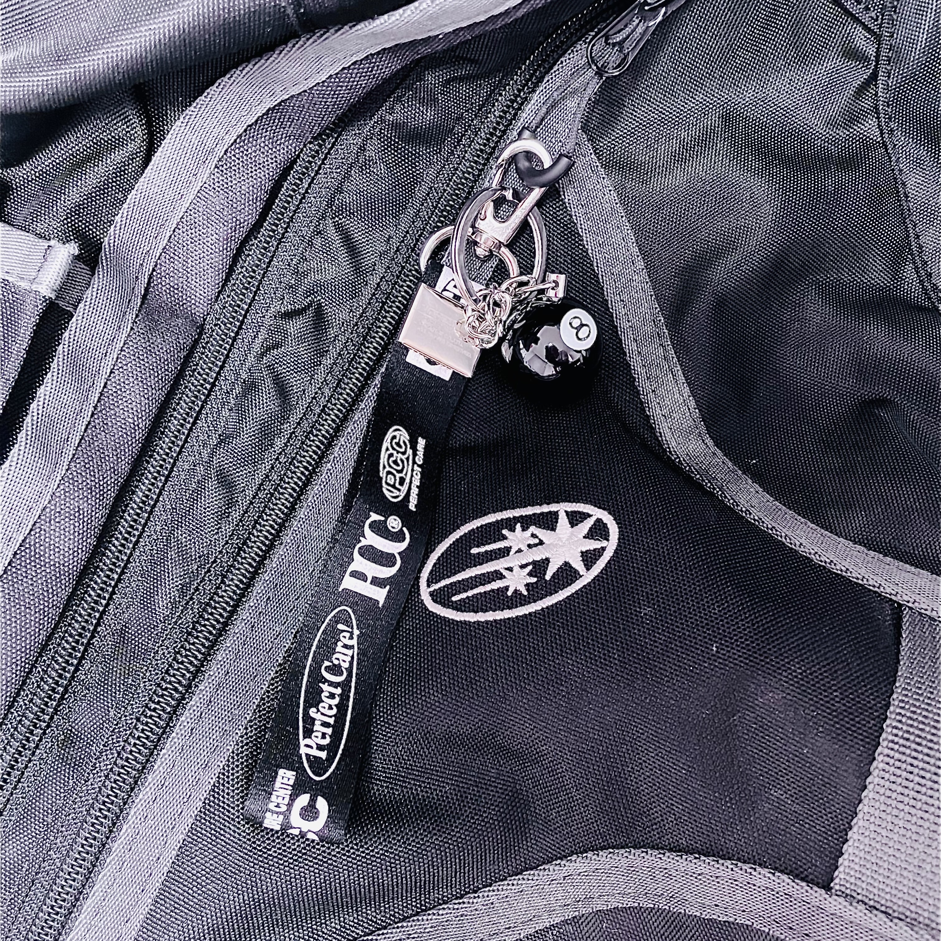 Stussy 8 Ball Keychain Black 착용 스타일 - 1