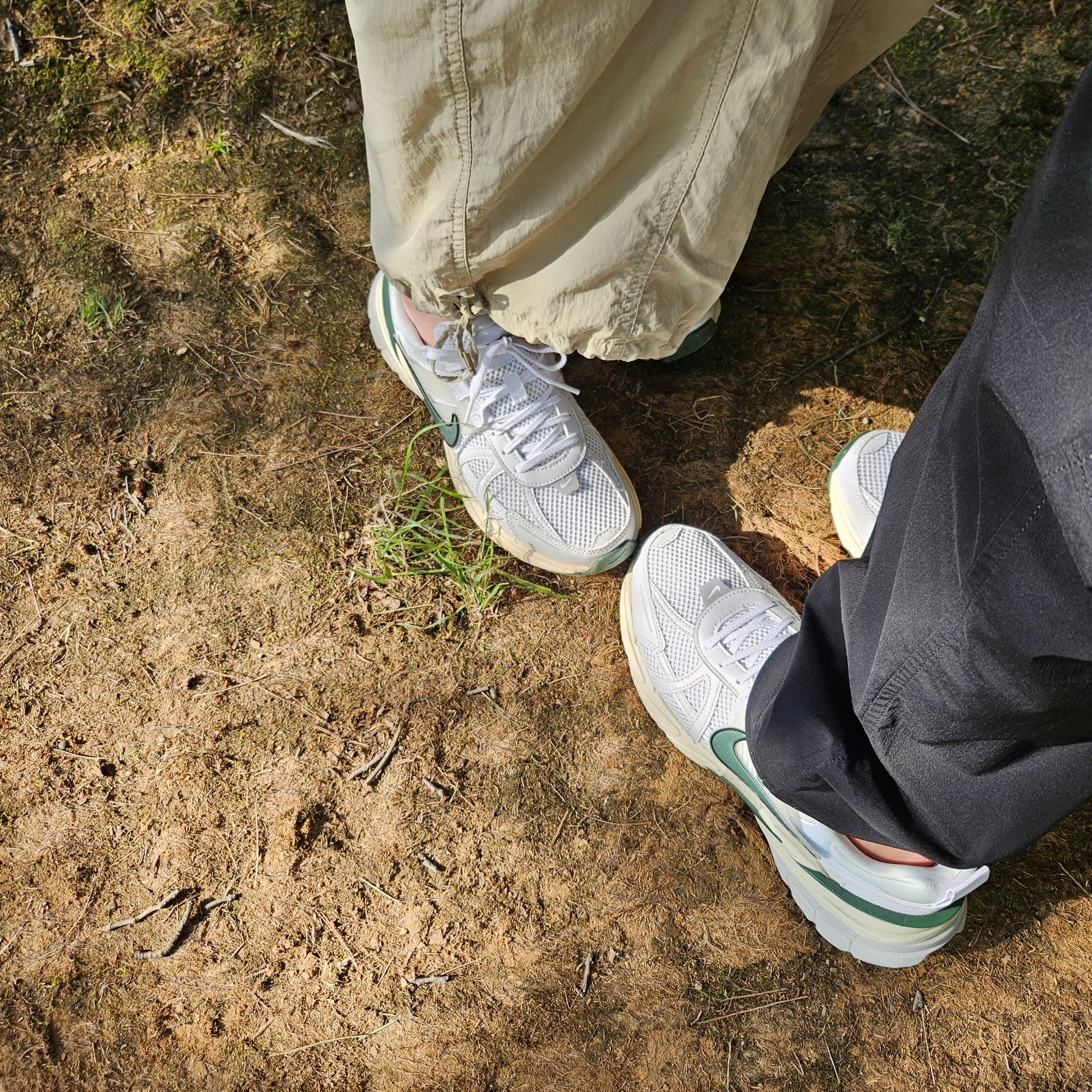 Nike V2K Run White Fir 착용 스타일 - 2