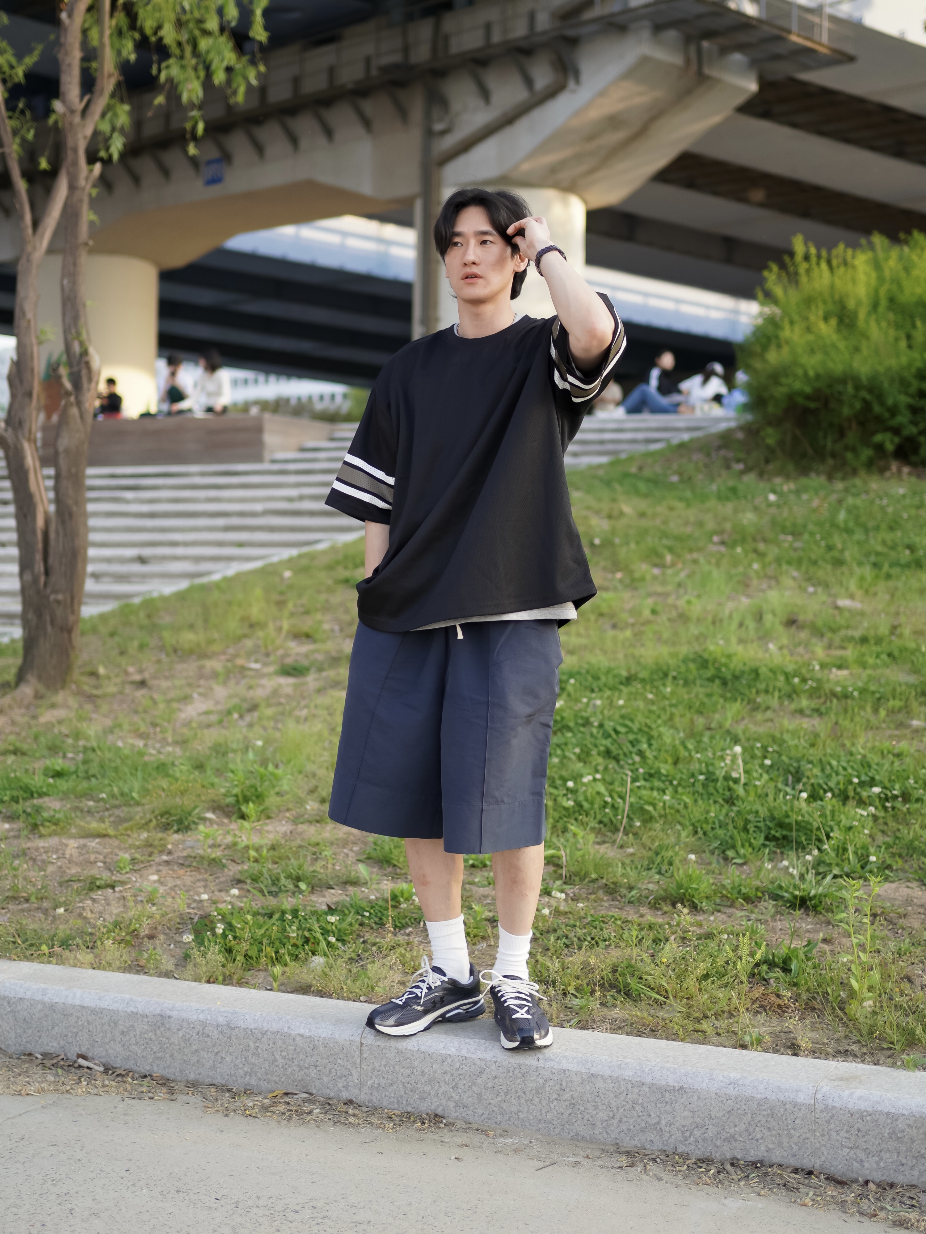 Stussy Surfman Mesh Football Jersey Black, Under Armour Hovr Apparition Castlerock Metallic Black 착용 스타일 - 2
