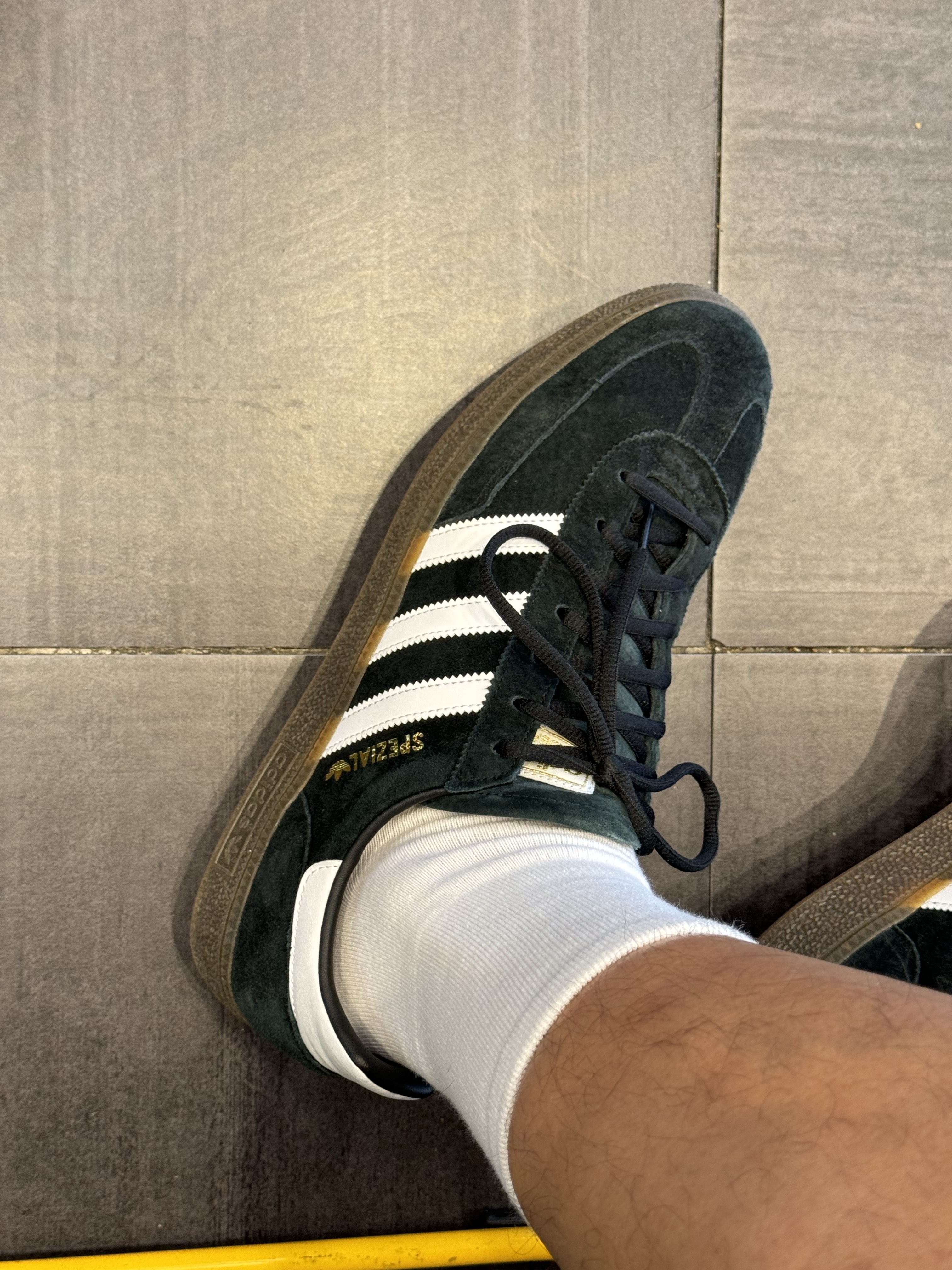 Adidas Spezial Handball Core Black 착용 스타일 - 1