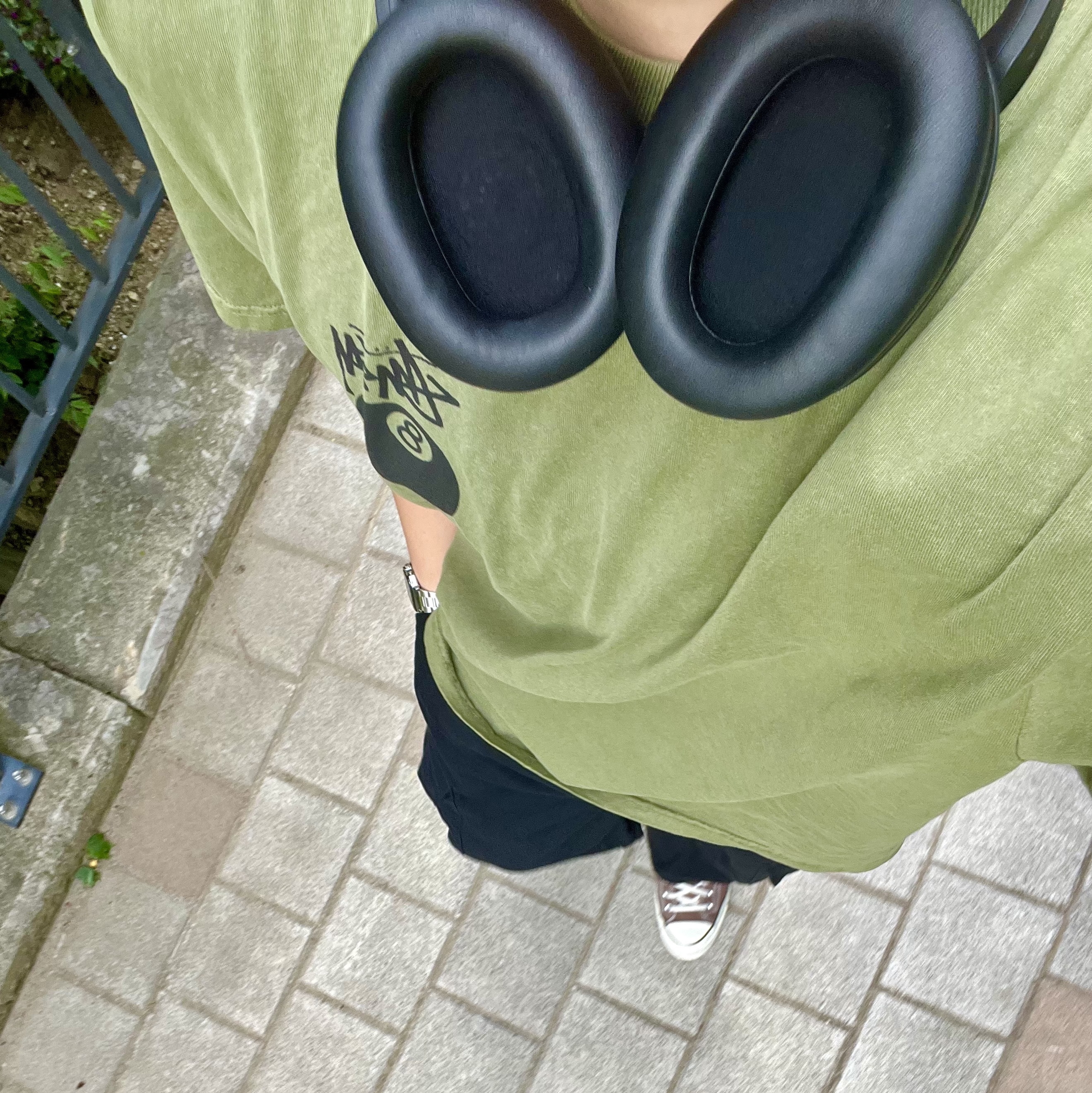 Stussy 8 Ball Pigment Dyed T-Shirt Olive, Sony WH-CH720N Black (Sony Korea Ver.) 착용 스타일