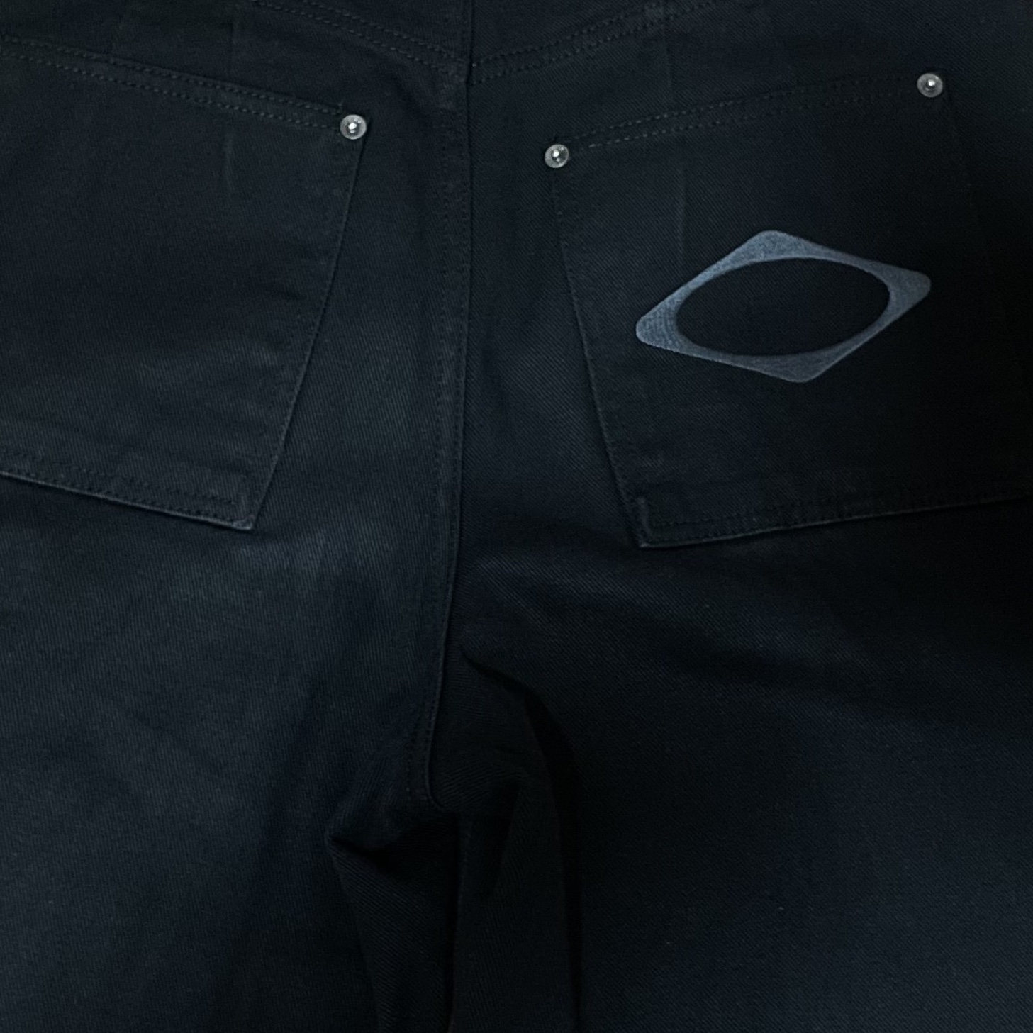 (W) Mischief Bermuda Pants Black 착용 스타일