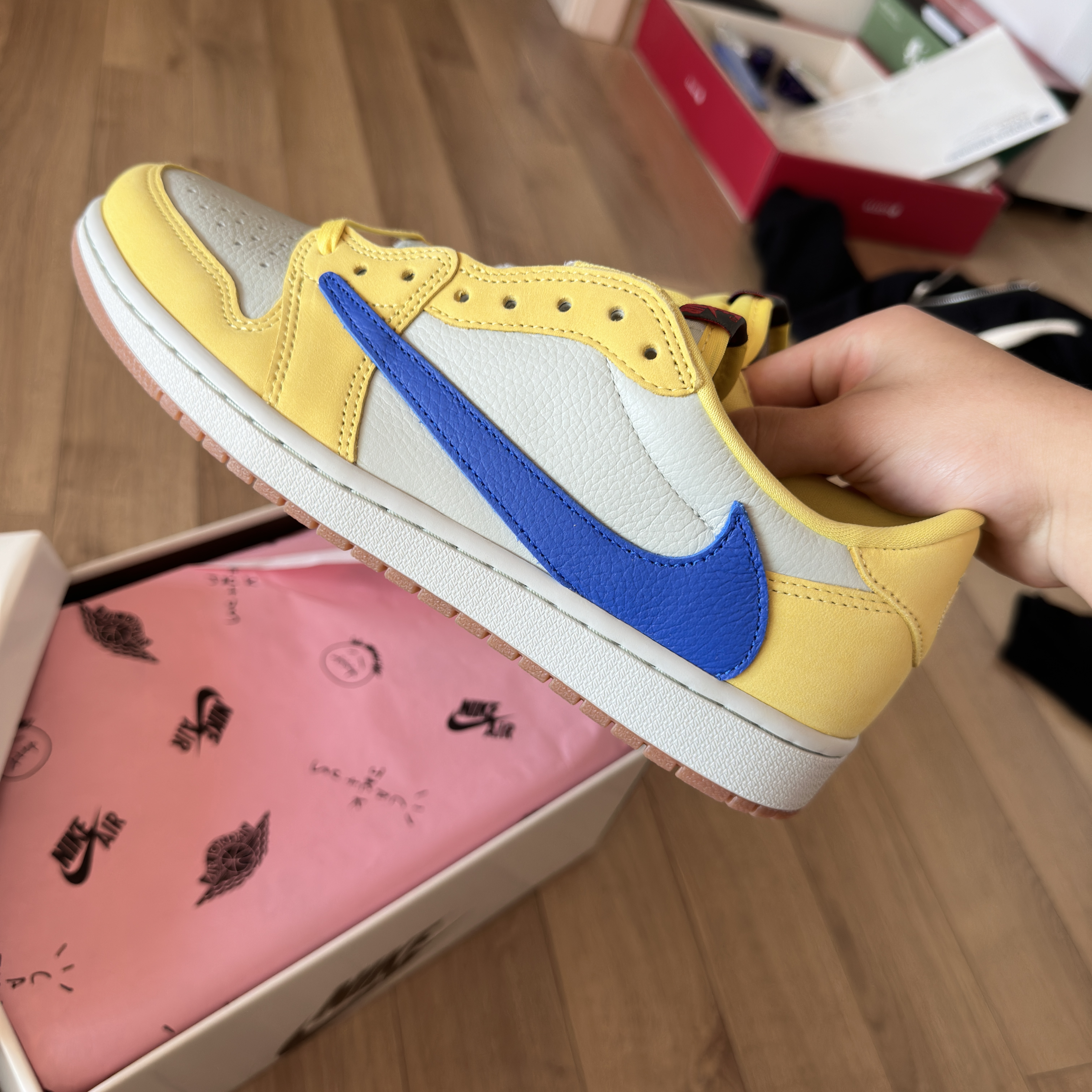 (W) Jordan 1 x Travis Scott Retro Low OG SP Canary 착용 스타일 - 1