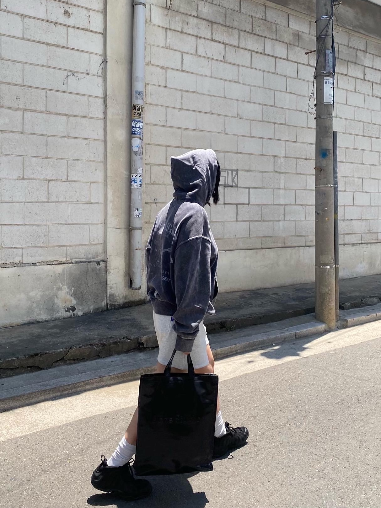 Acne Studios Logo Tote Bag Black, Nike Air Foamposite One Black Anthracite 착용 스타일 - 4