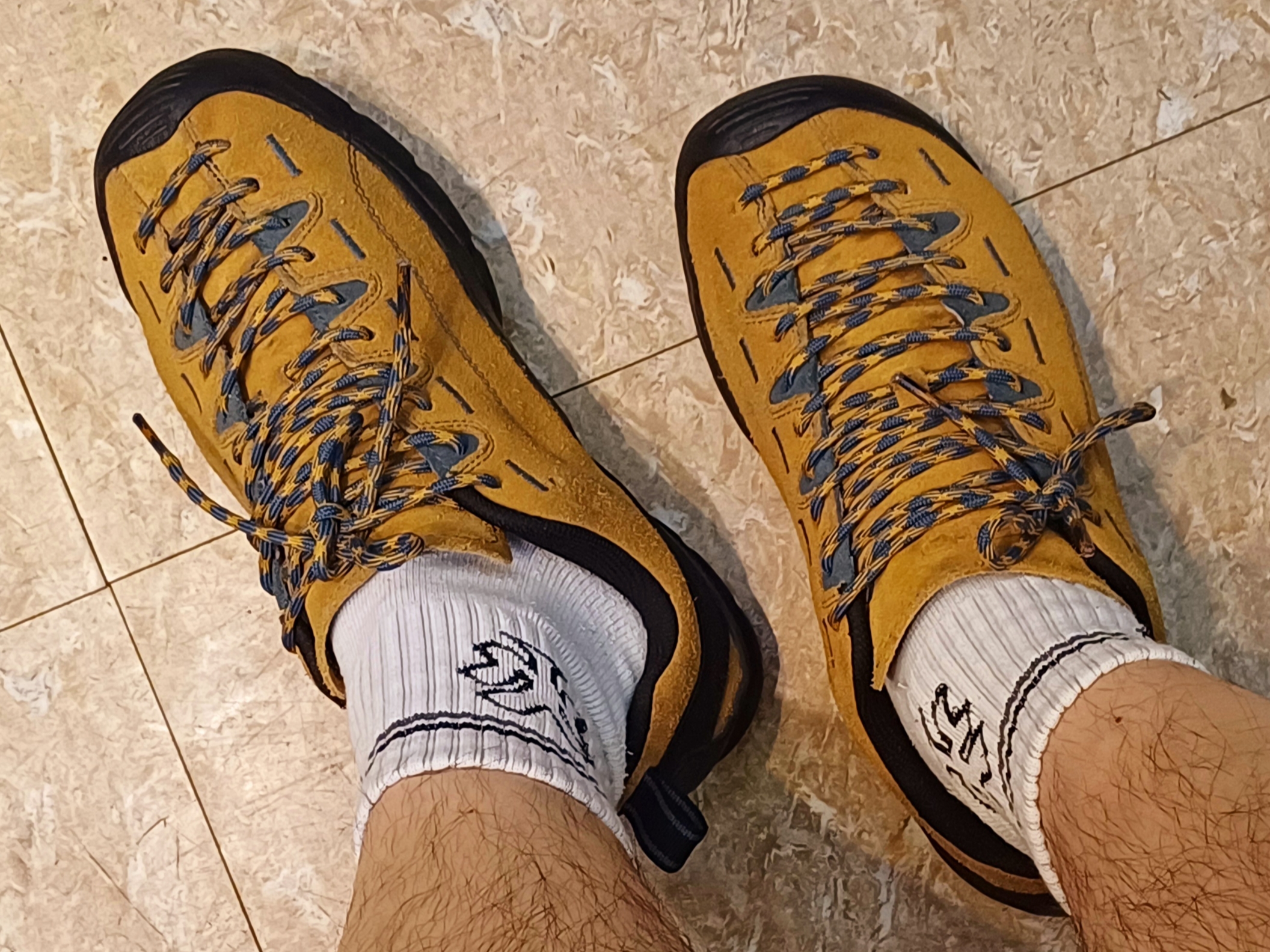 Keen Jasper Suede Sneakers Camel 착용 스타일