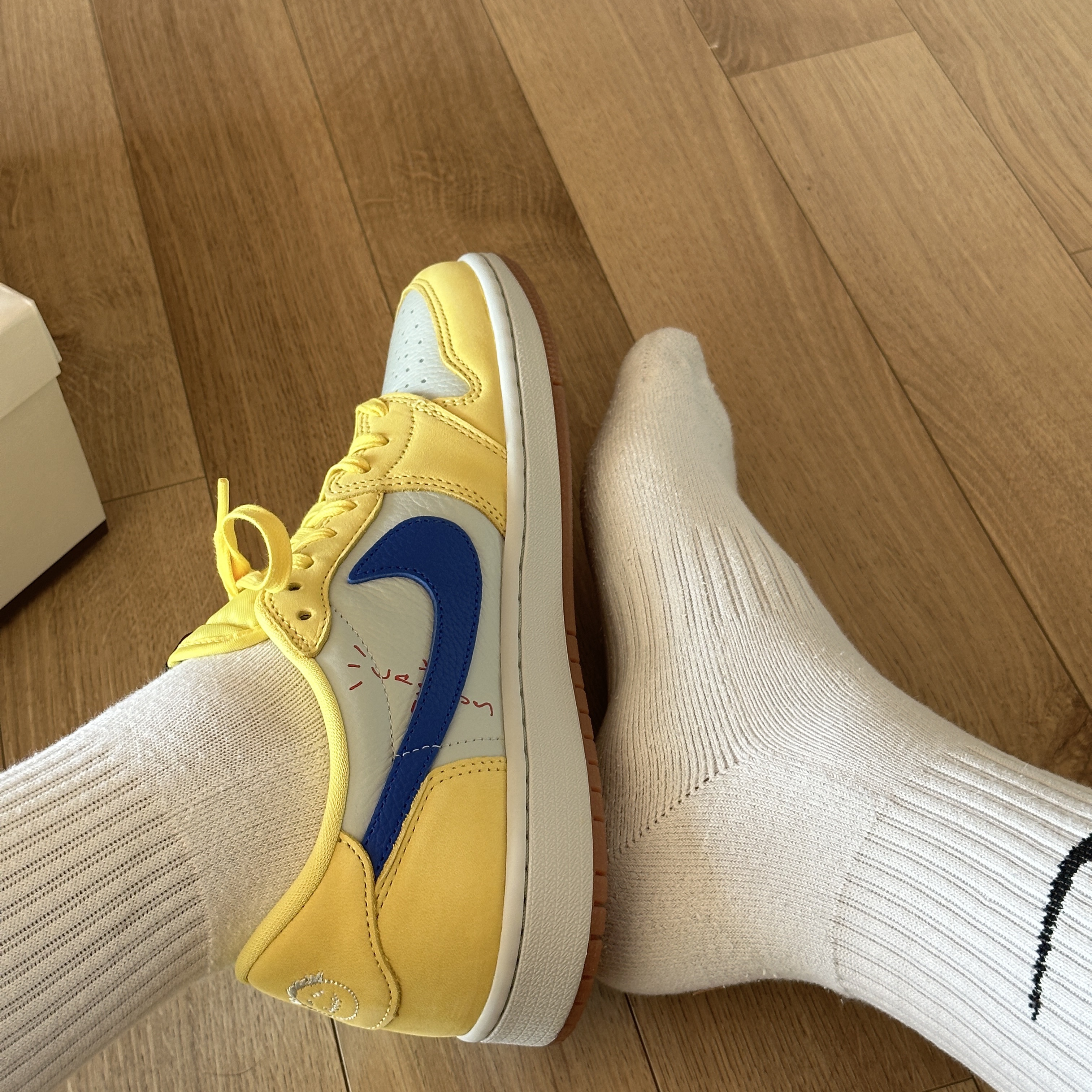 (W) Jordan 1 x Travis Scott Retro Low OG SP Canary 착용 스타일 - 2