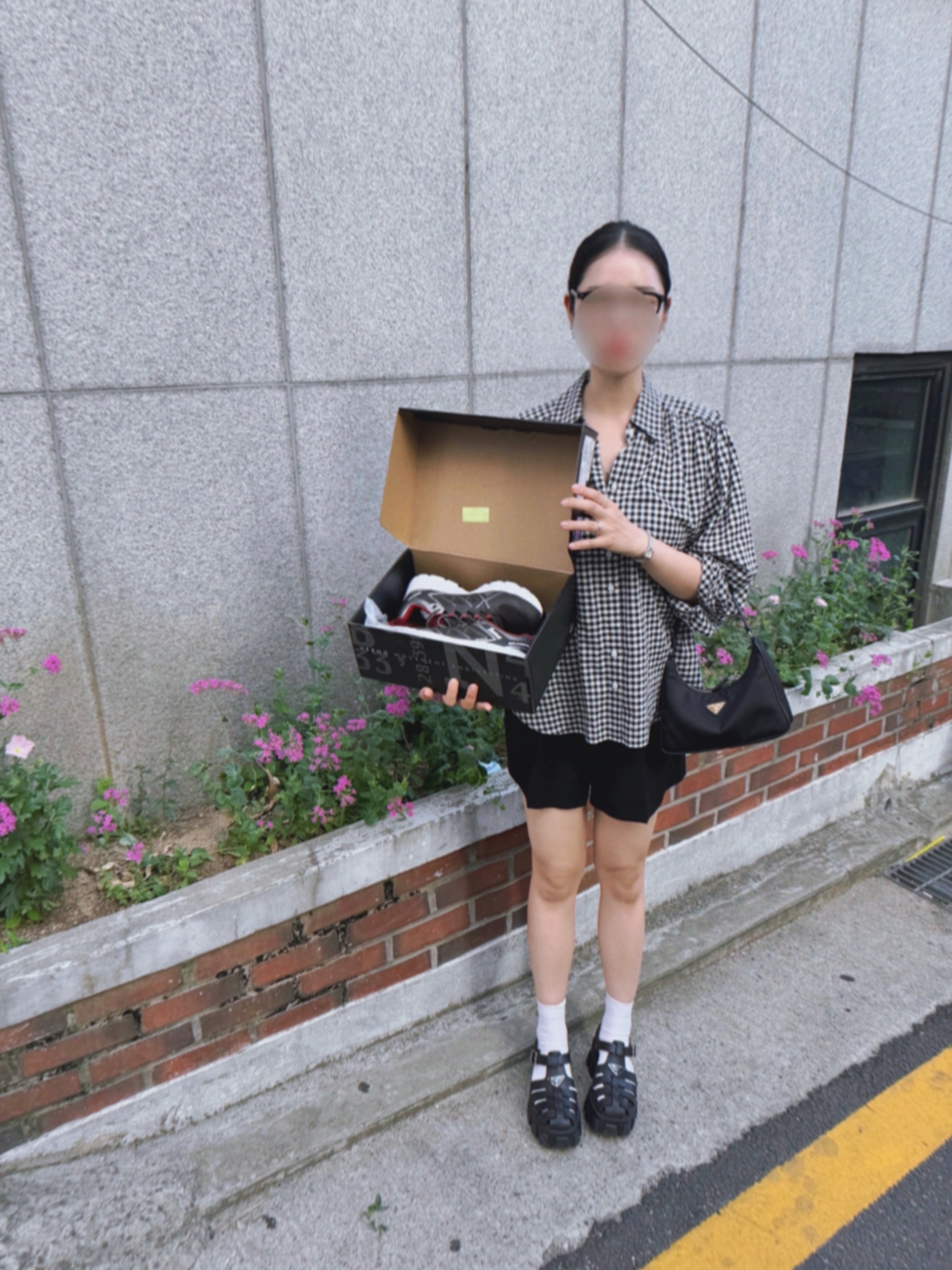 Prada Re-Edition 2005 Saffiano Trim Re-Nylon Mini Hobo Bag Black, (W) Prada Rubber Sandal Black 착용 스타일 - 1