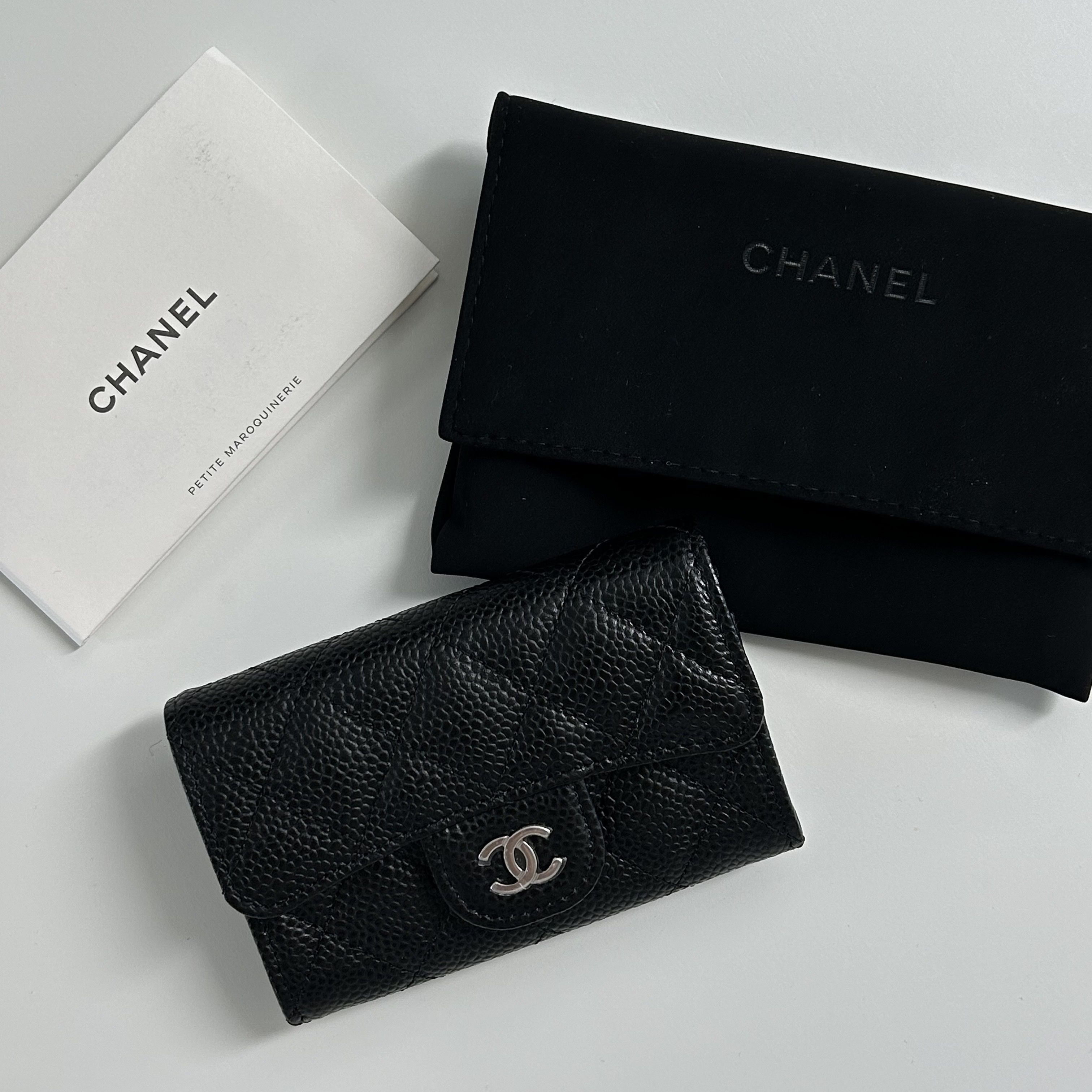 Chanel Classic Card Holder Grained Calfskin & Silver Black 착용 스타일