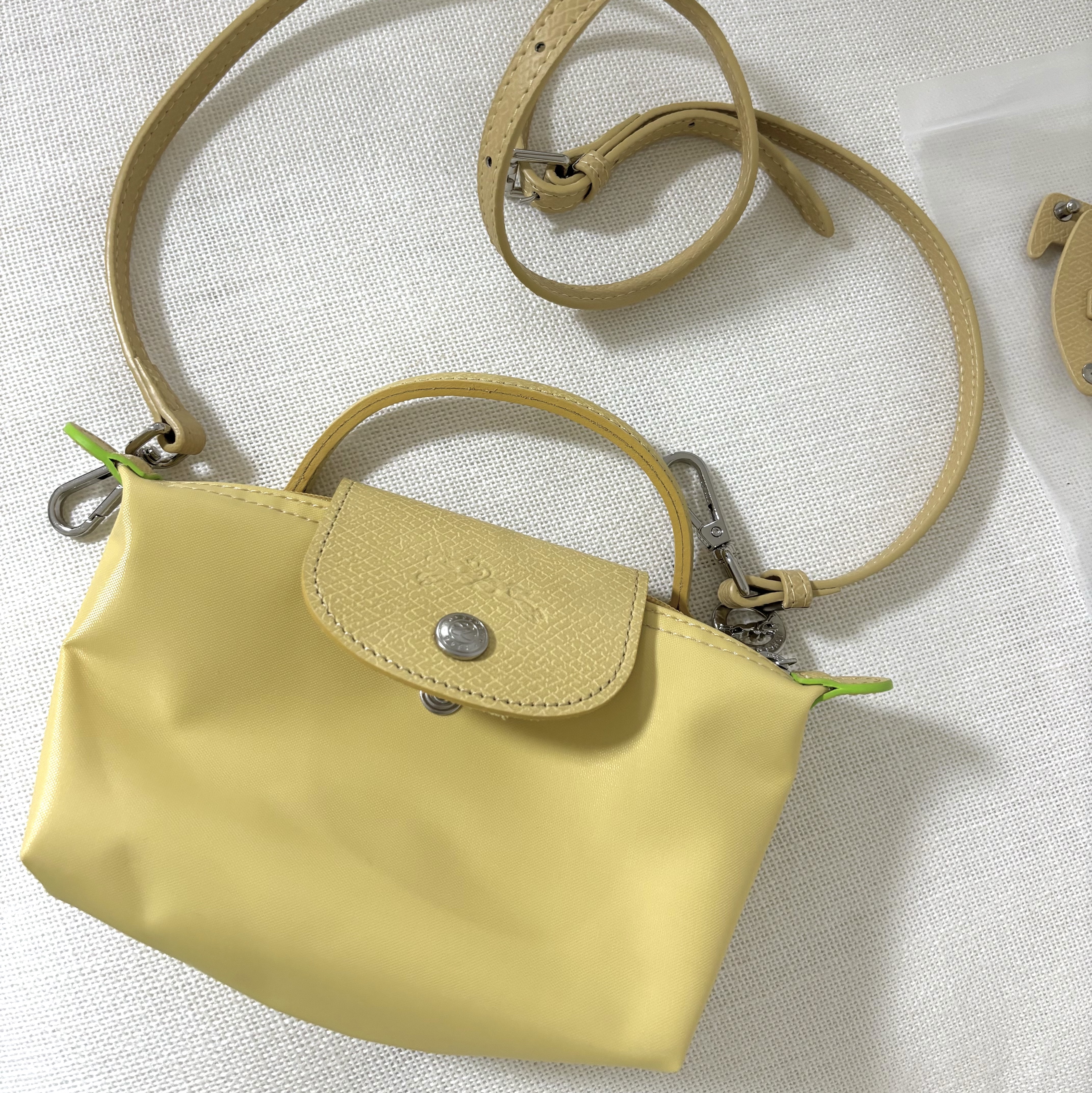 Longchamp Le Pliage Green Handle Pouch Yellow 착용 스타일 - 1