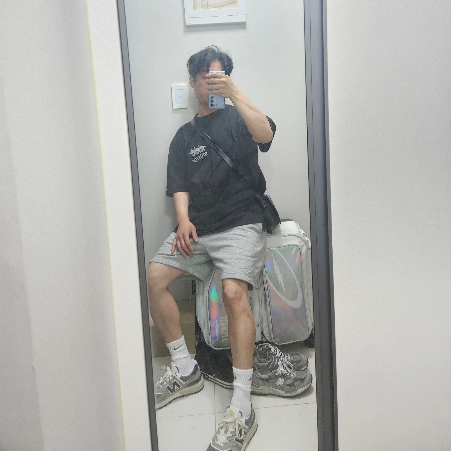 Stussy Surfwalk Pigment Dyed T-Shirt Black, Stussy Tonal Applique Fleece Shorts Grey Heather 착용 스타일