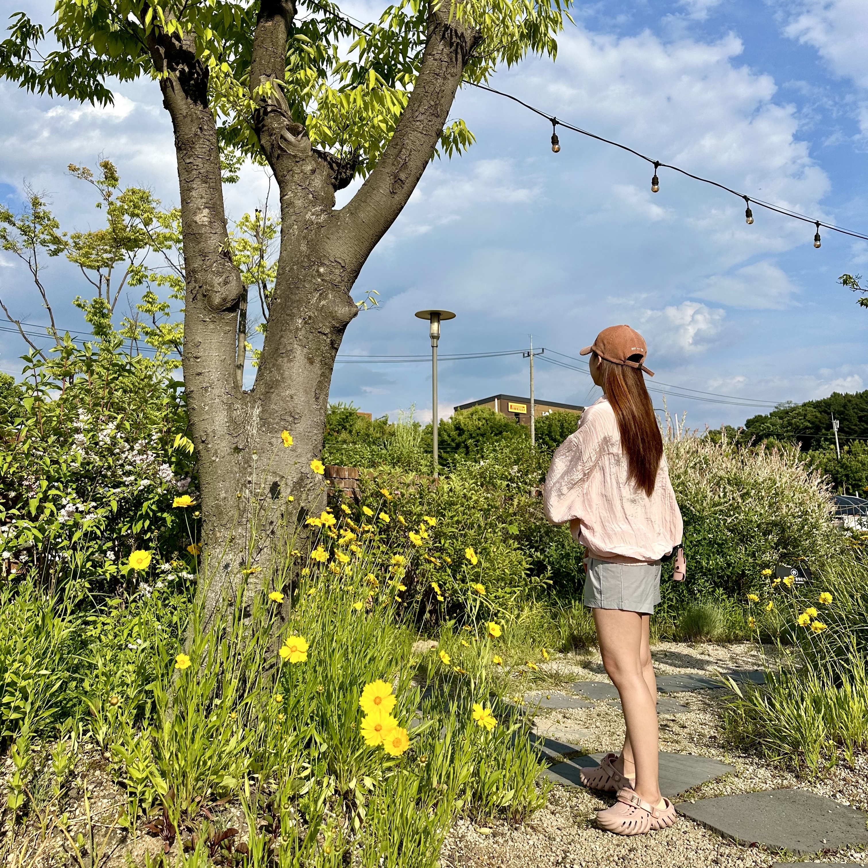 Arc'teryx Mantis 1 Waistpack Black Sapphire, Crocs Echo Clog Pink Clay 착용 스타일