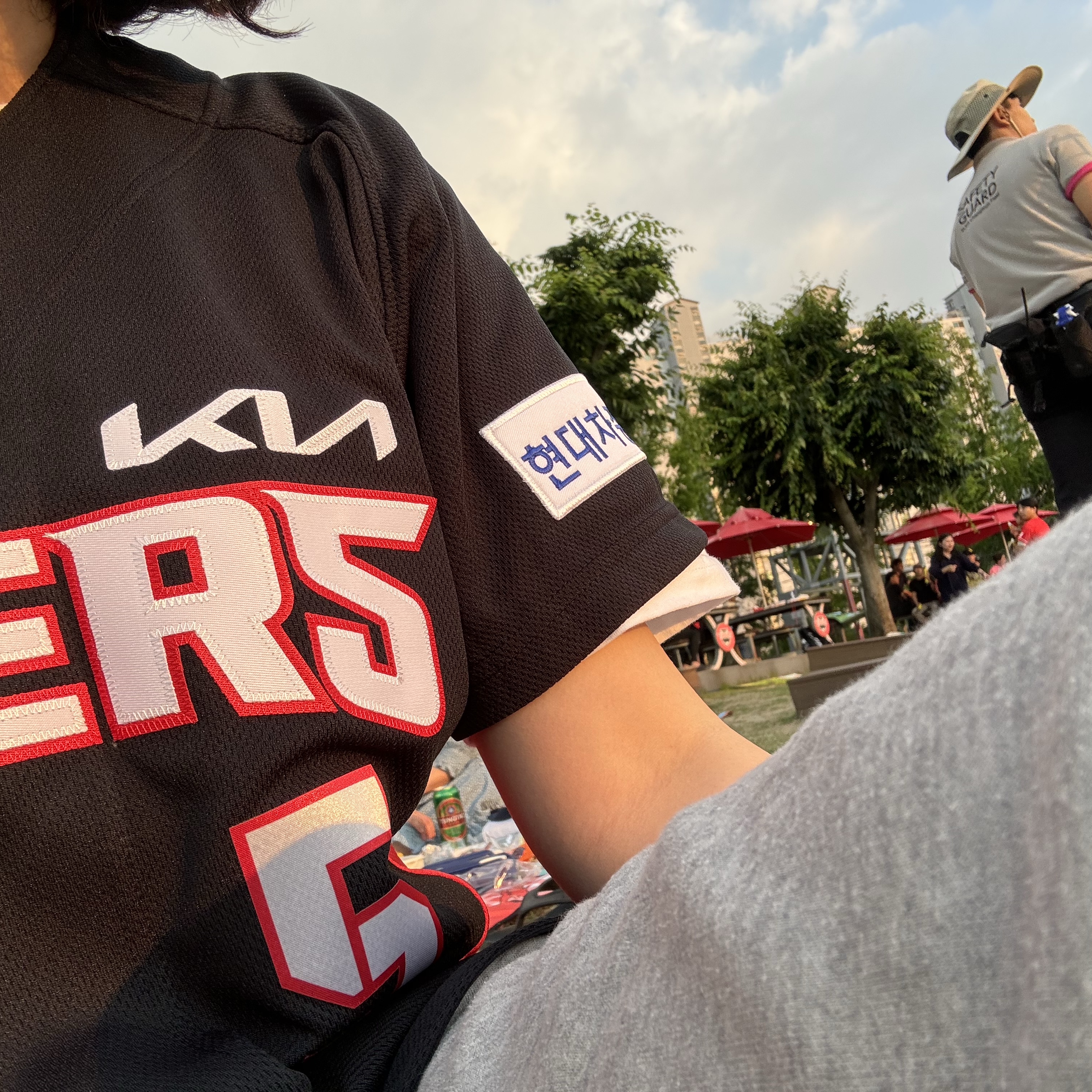 Kia Tigers x IAB Studio 24 Authentic Away Uniform Black (Non Marking Ver.) 착용 스타일