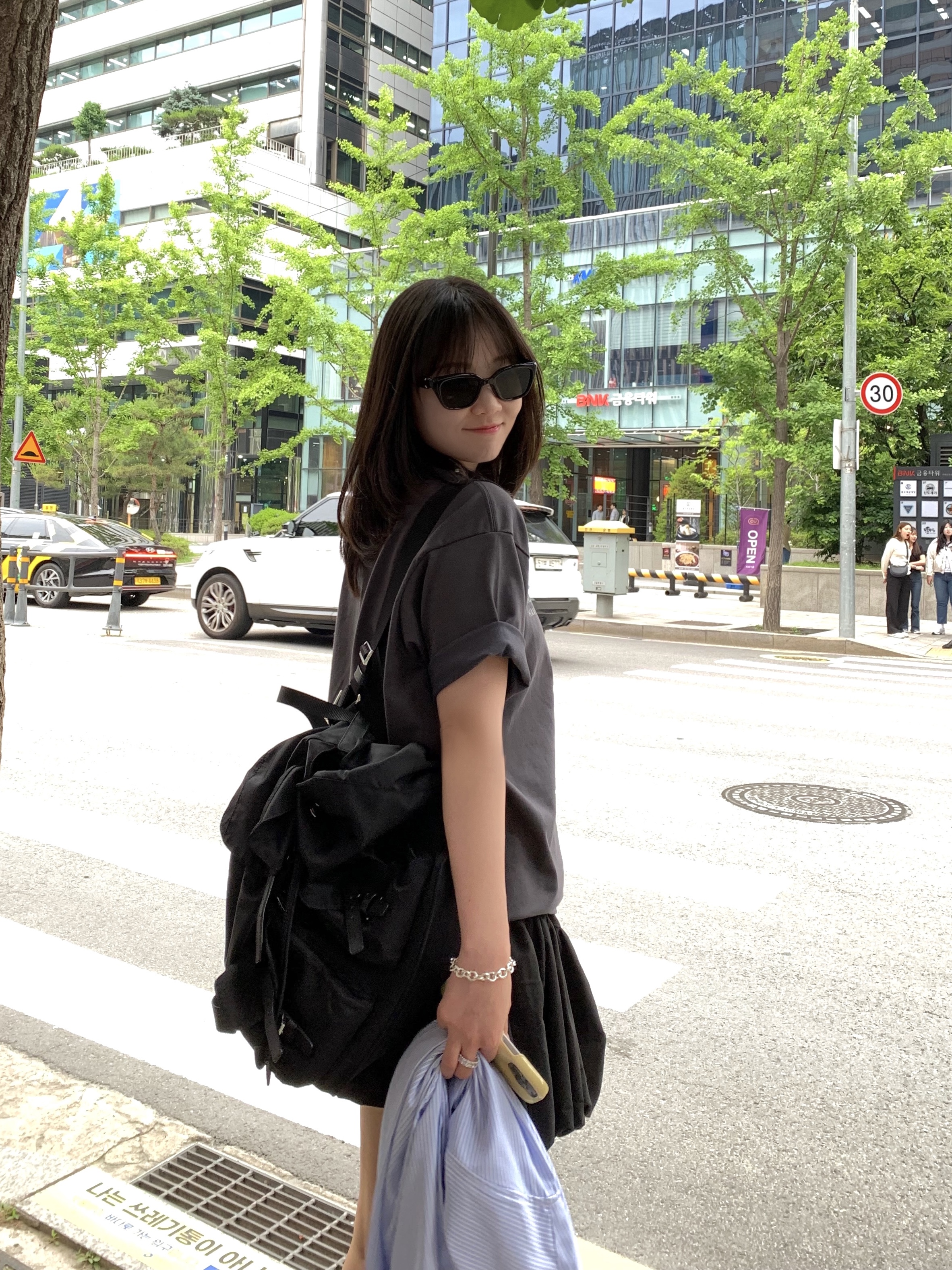 Gentle Monster x Maison Margiela MM109 Black Black, Prada Re-Nylon Medium Backpack Black 착용 스타일 - 1