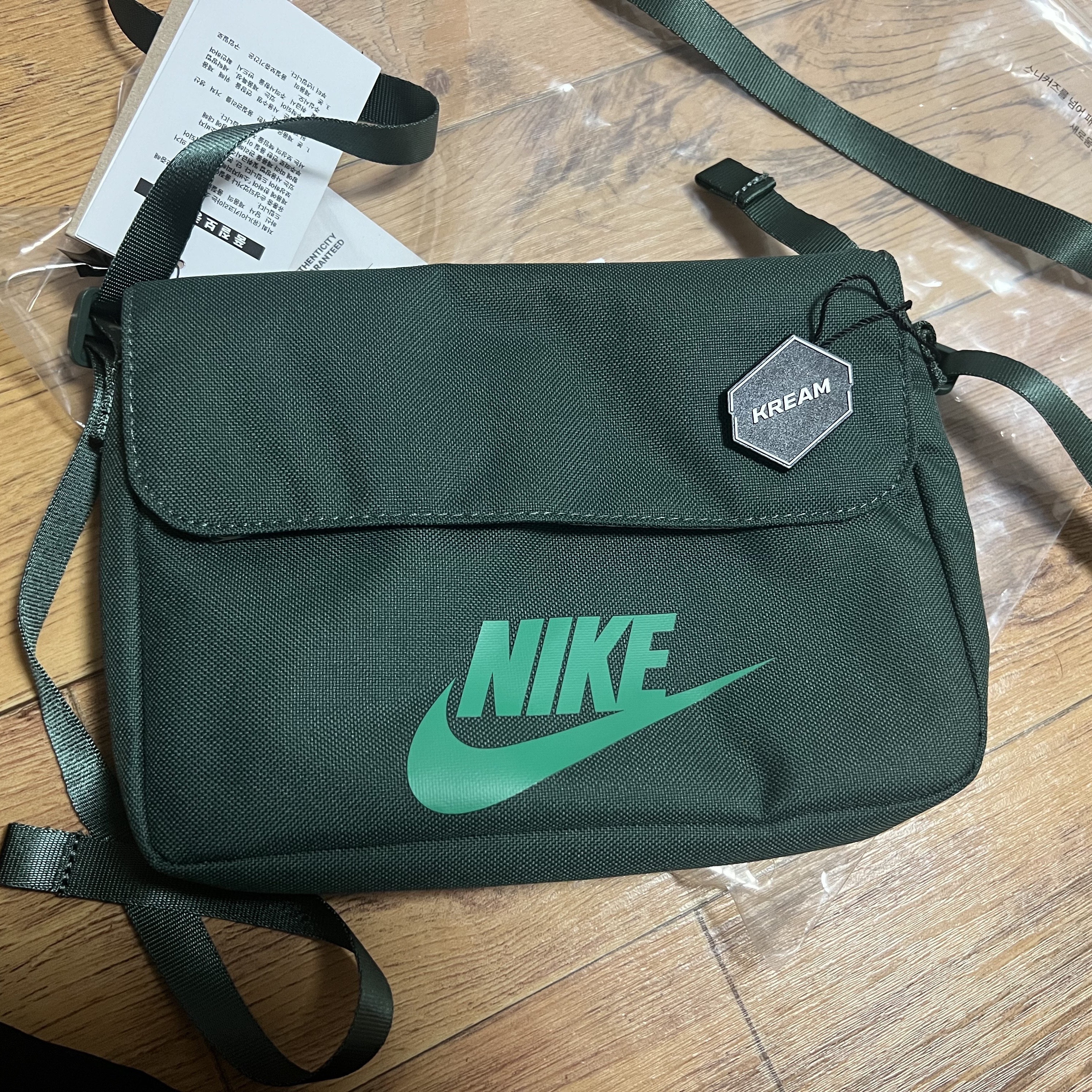 Nike NSW Futura 365 Crossbody Bag 3L Vintage Green 착용 스타일