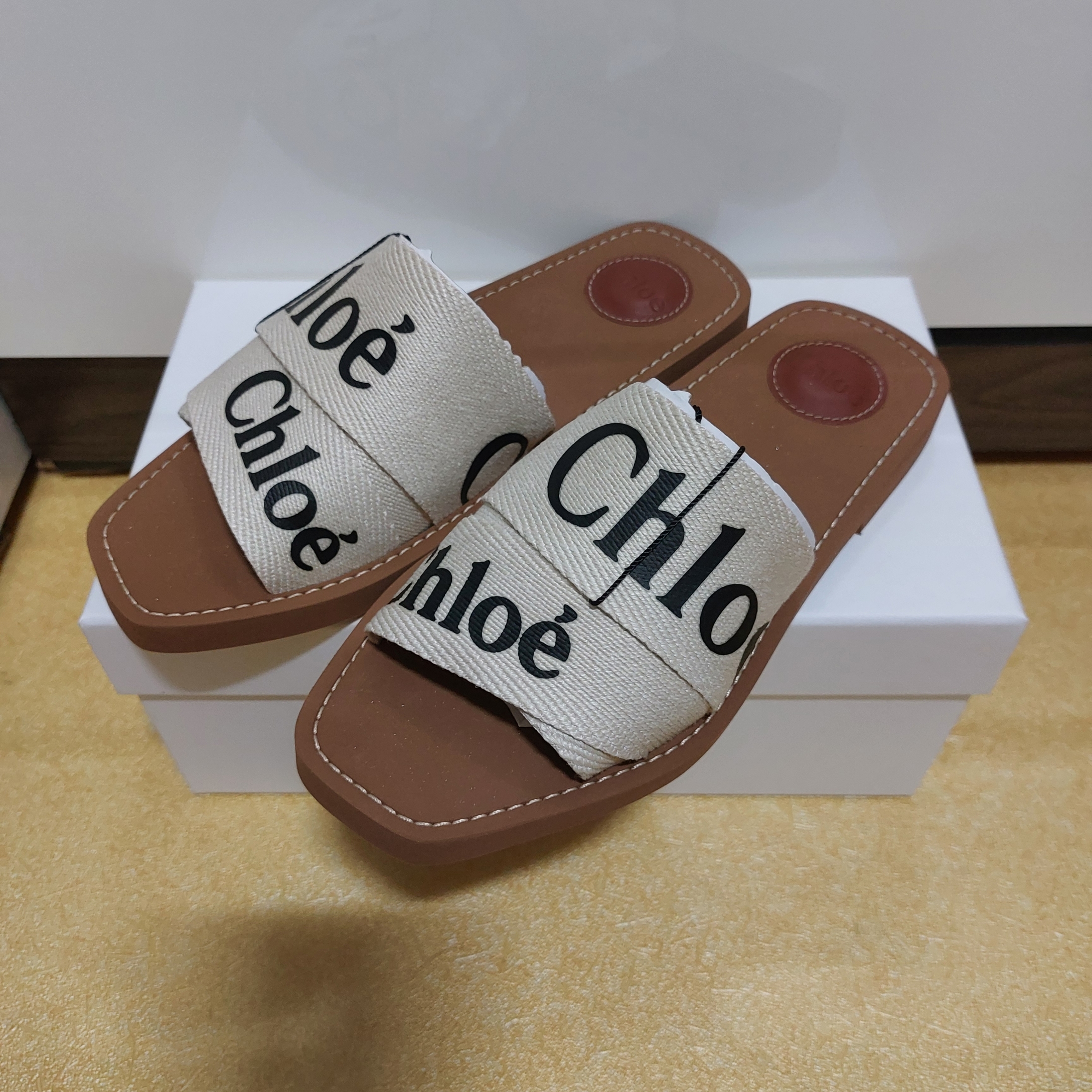 (W) Chloe Woody Flat Mule White 착용 스타일 - 2