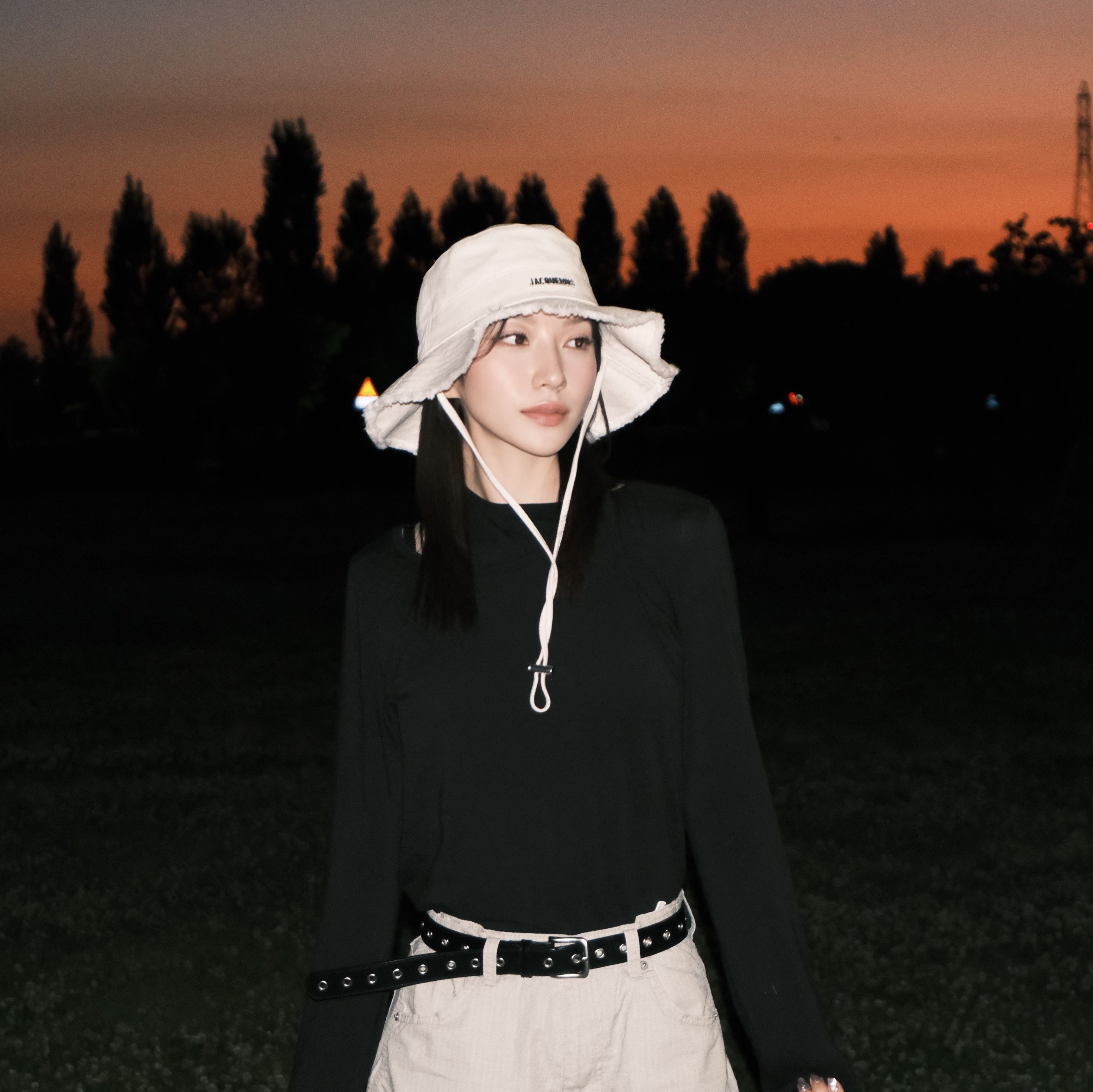 Adidas Samba ADV Black, Jacquemus Le Bob Artichaut Bucket Hat Off White 착용 스타일 - 4