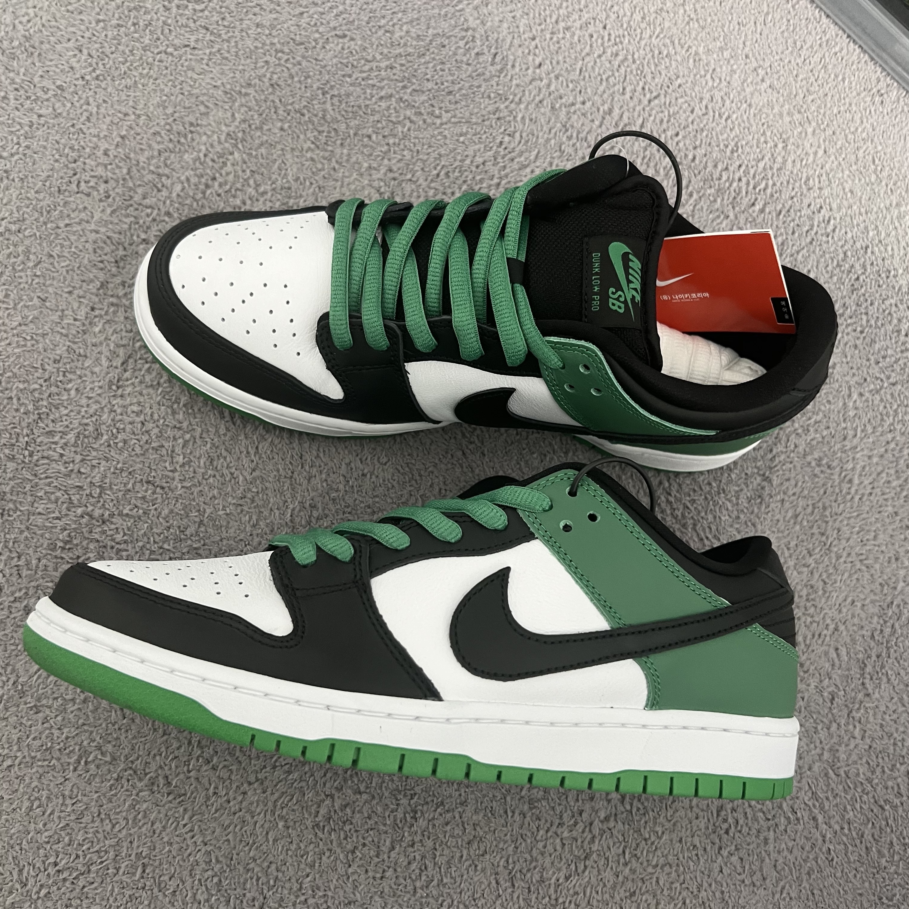 Nike SB Dunk Low Pro Black and Classic Green 착용 스타일