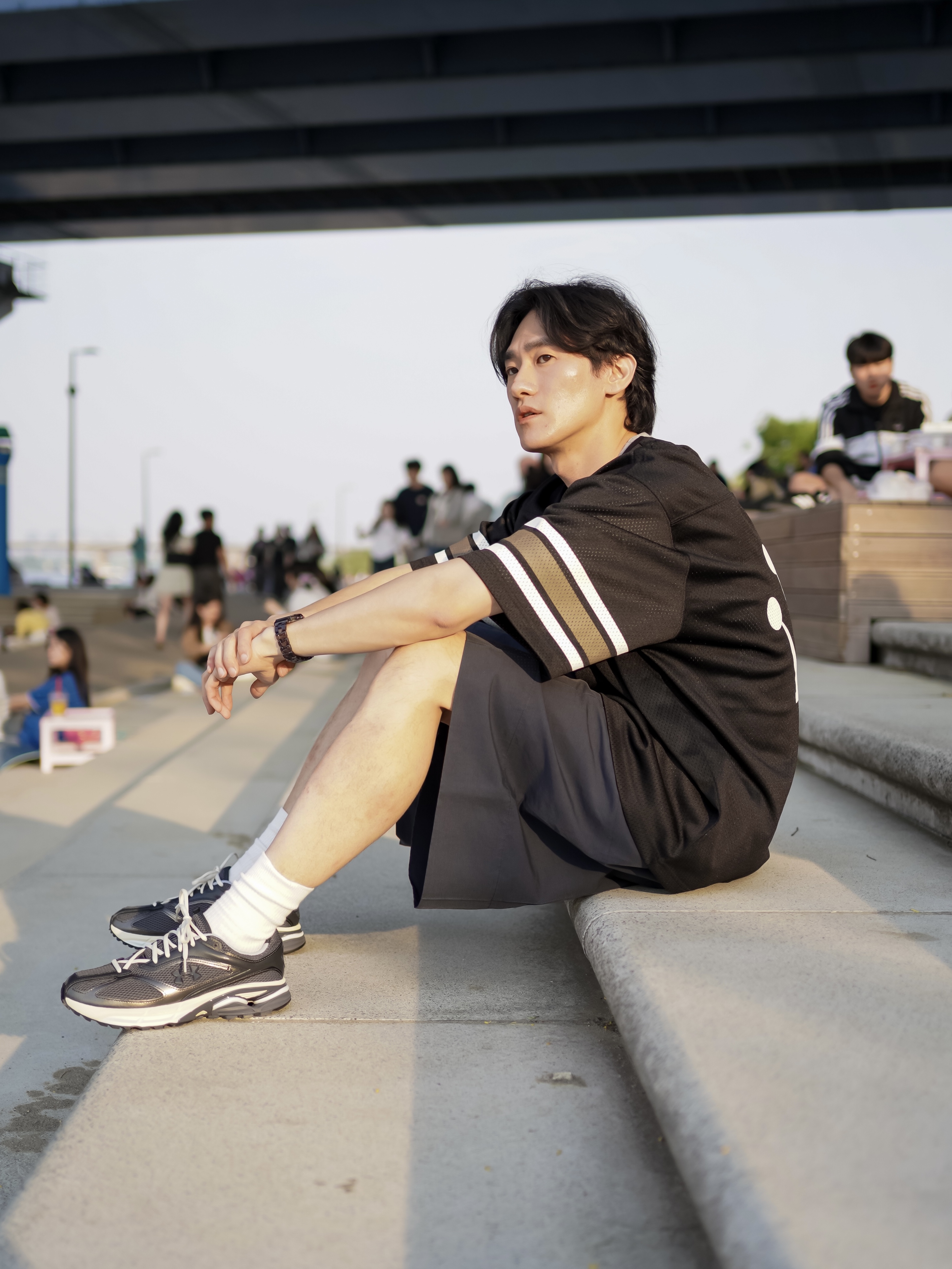 Stussy Surfman Mesh Football Jersey Black, Under Armour Hovr Apparition Castlerock Metallic Black 착용 스타일 - 6