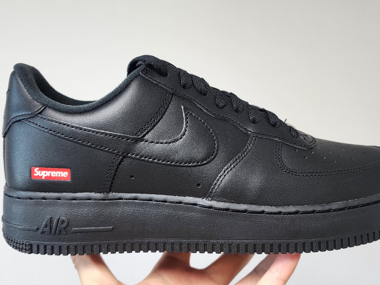 Nike x Supreme Air Force 1 Low Black 착용 스타일