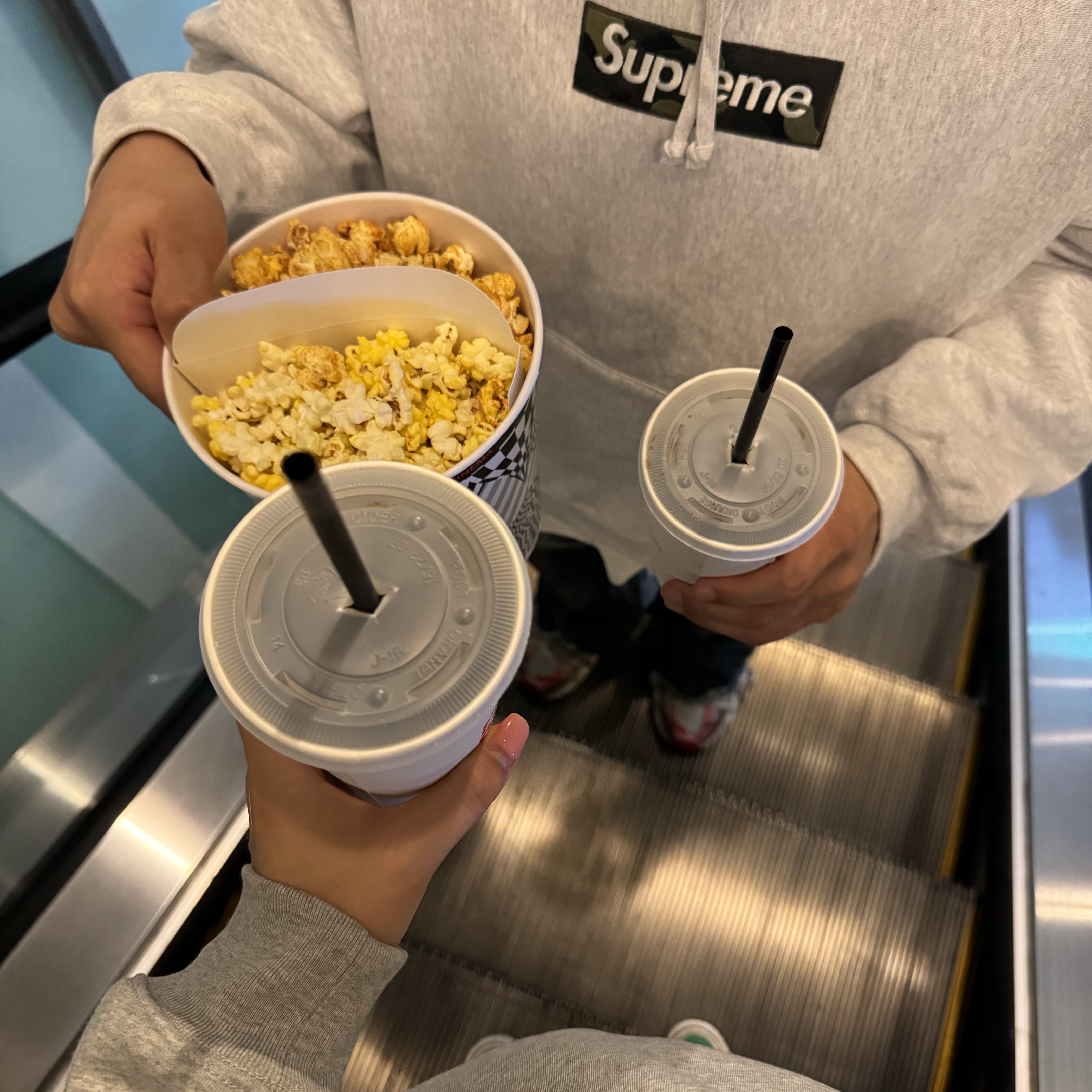 Supreme Box Logo Hooded Sweatshirt Ash Grey - 23FW, Balenciaga 3XL Sneakers White Red 착용 스타일