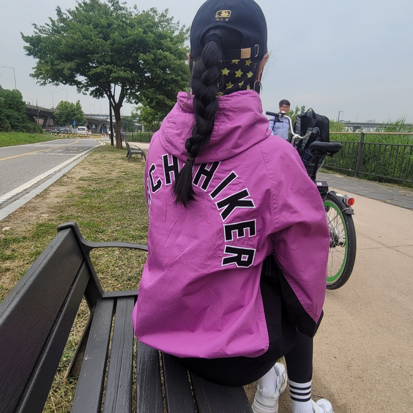 Cotchs Hitchhiker Windbreaker Magenta 착용 스타일