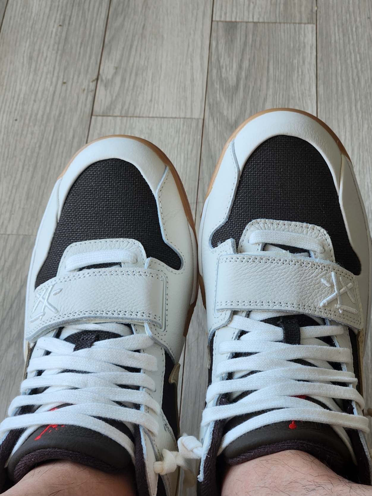 Jordan x Travis Scott Jumpman Jack TR Sail and Dark Mocha 착용 스타일