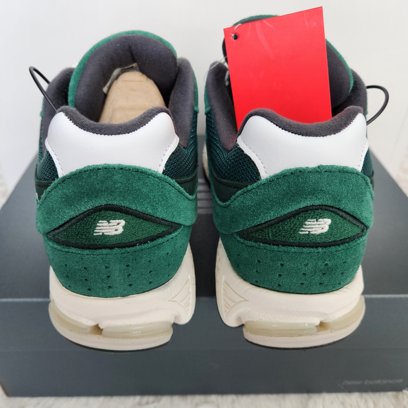 New Balance 2002R Nightwatch Green 착용 스타일