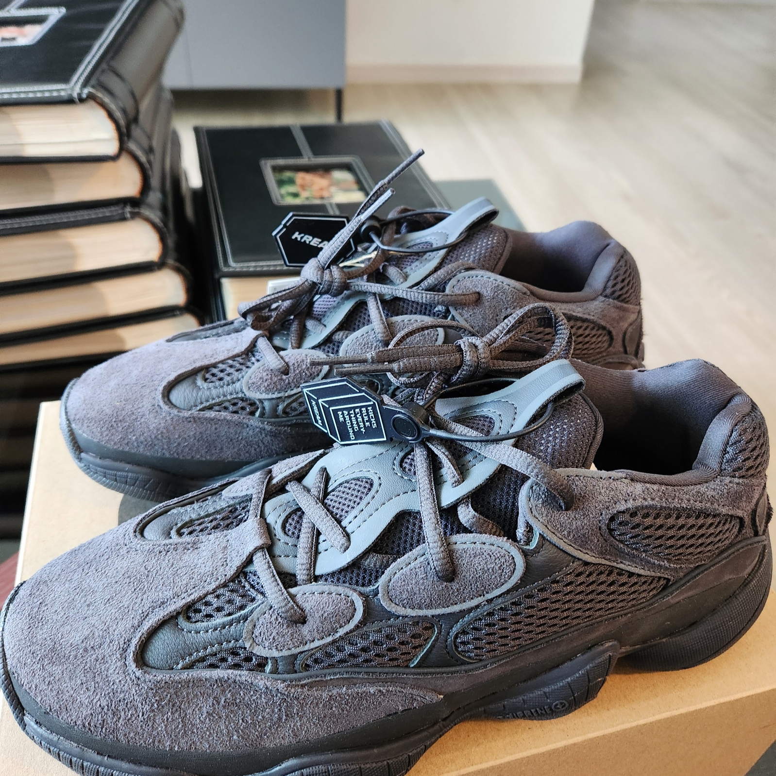 Adidas Yeezy 500 Utility Black 2022/2023 착용 스타일 - 5