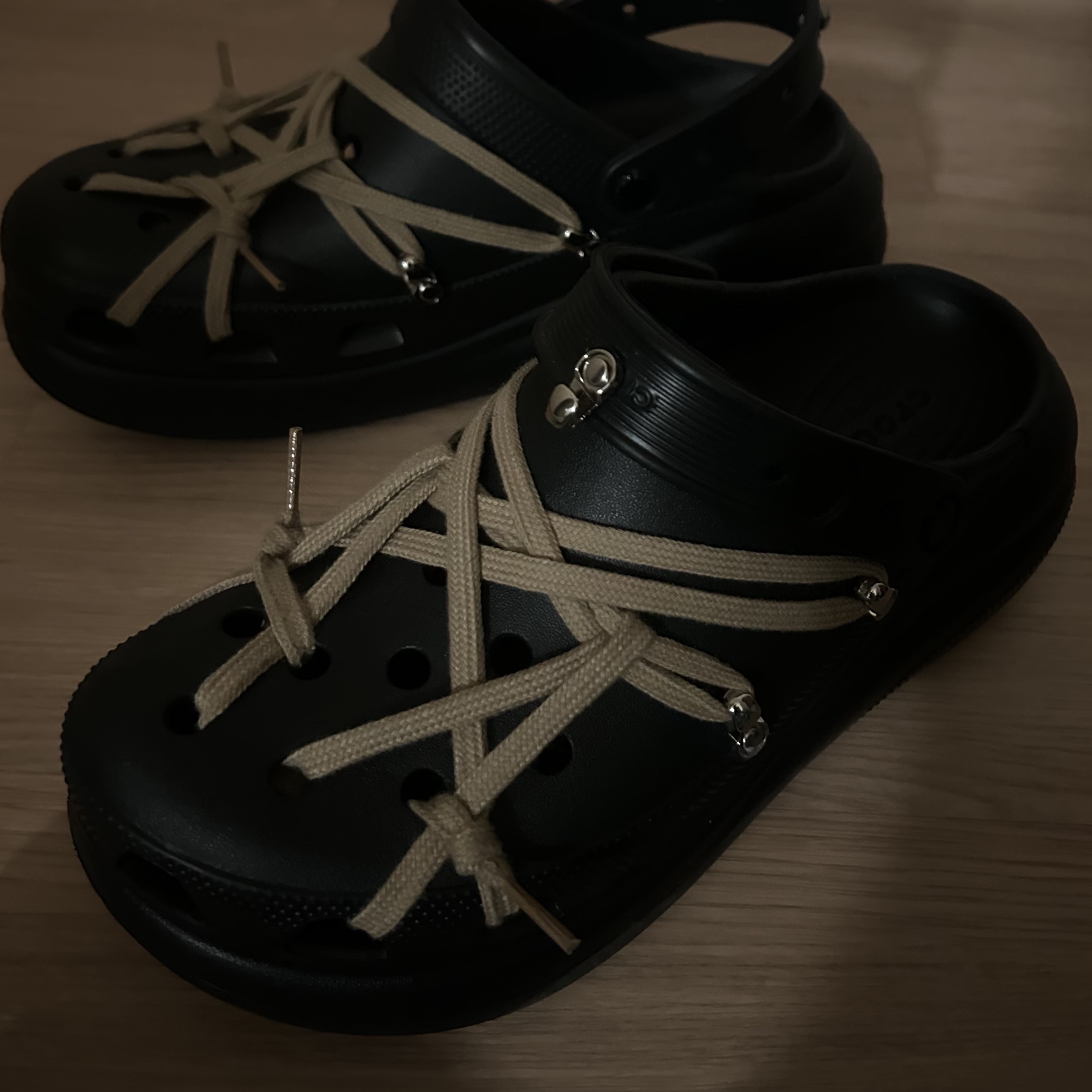 Crocs Classic Crush Clog Black 착용 스타일