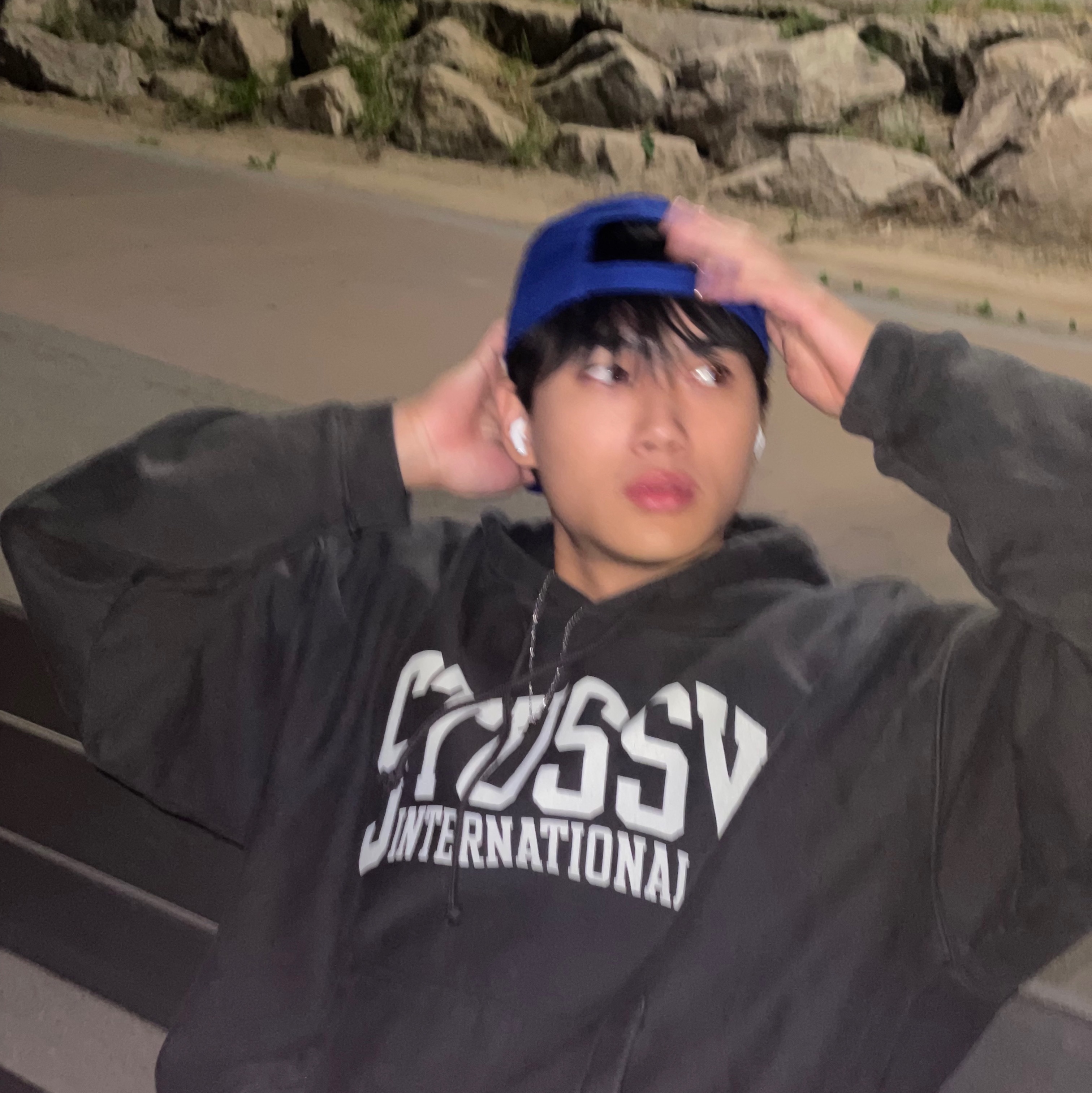 Stussy International Relaxed Hoodie Washed Black, Stussy Basic New Era 9Twenty Cap Dark Royal 착용 스타일 - 1