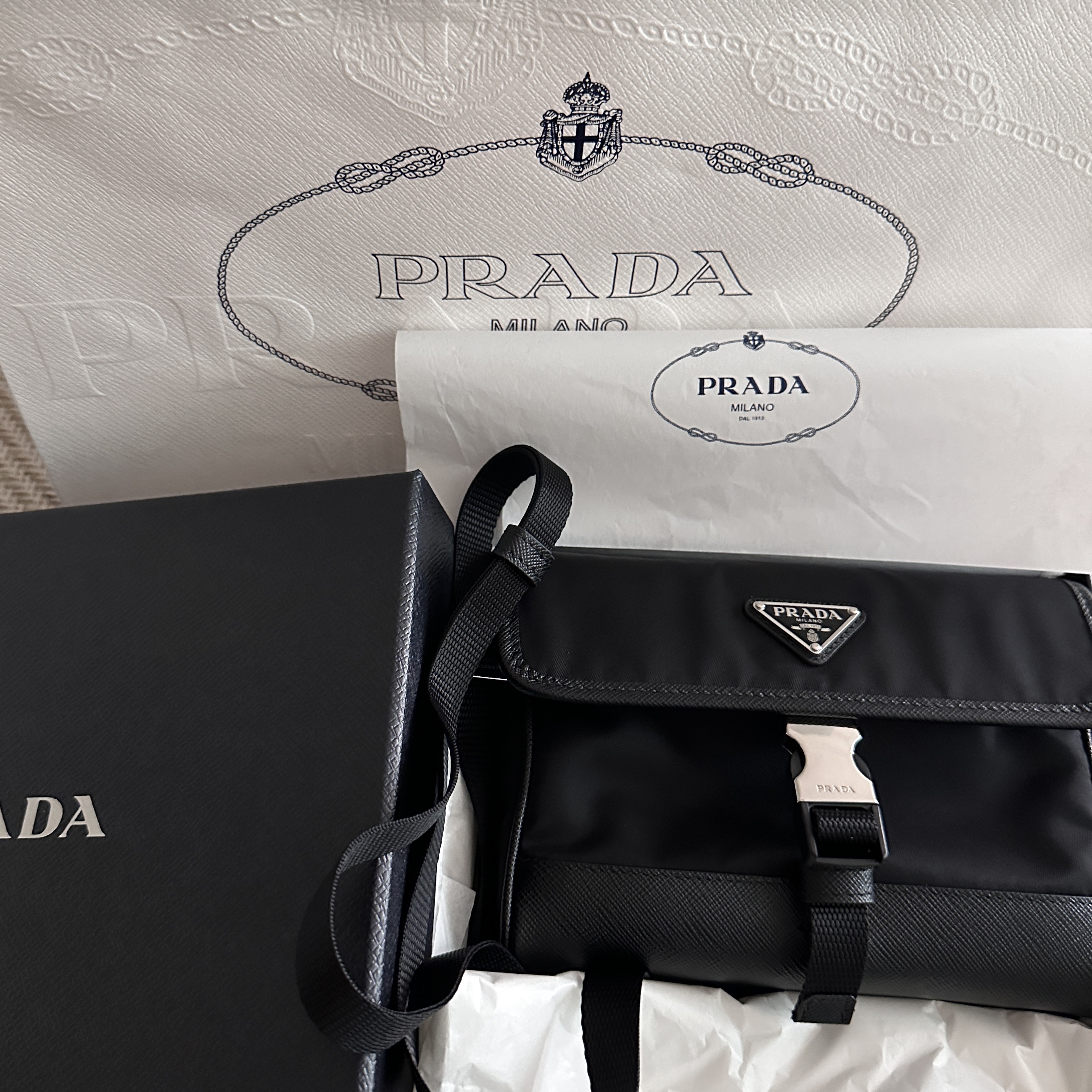 Prada Re-Nylon and Saffiano Leather Smartphone Case Black 착용 스타일