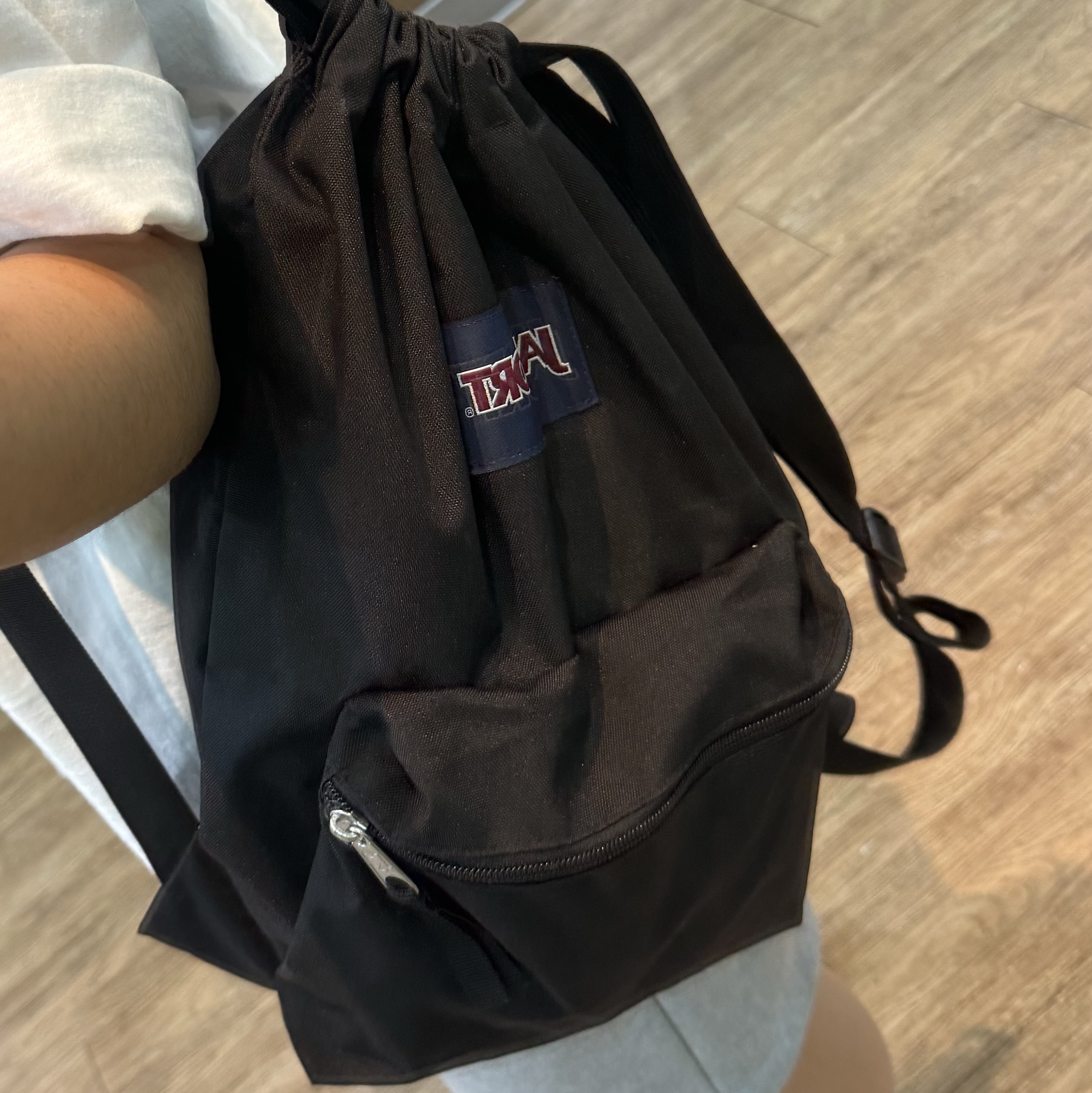 Jansport Draw Sack Black 착용 스타일