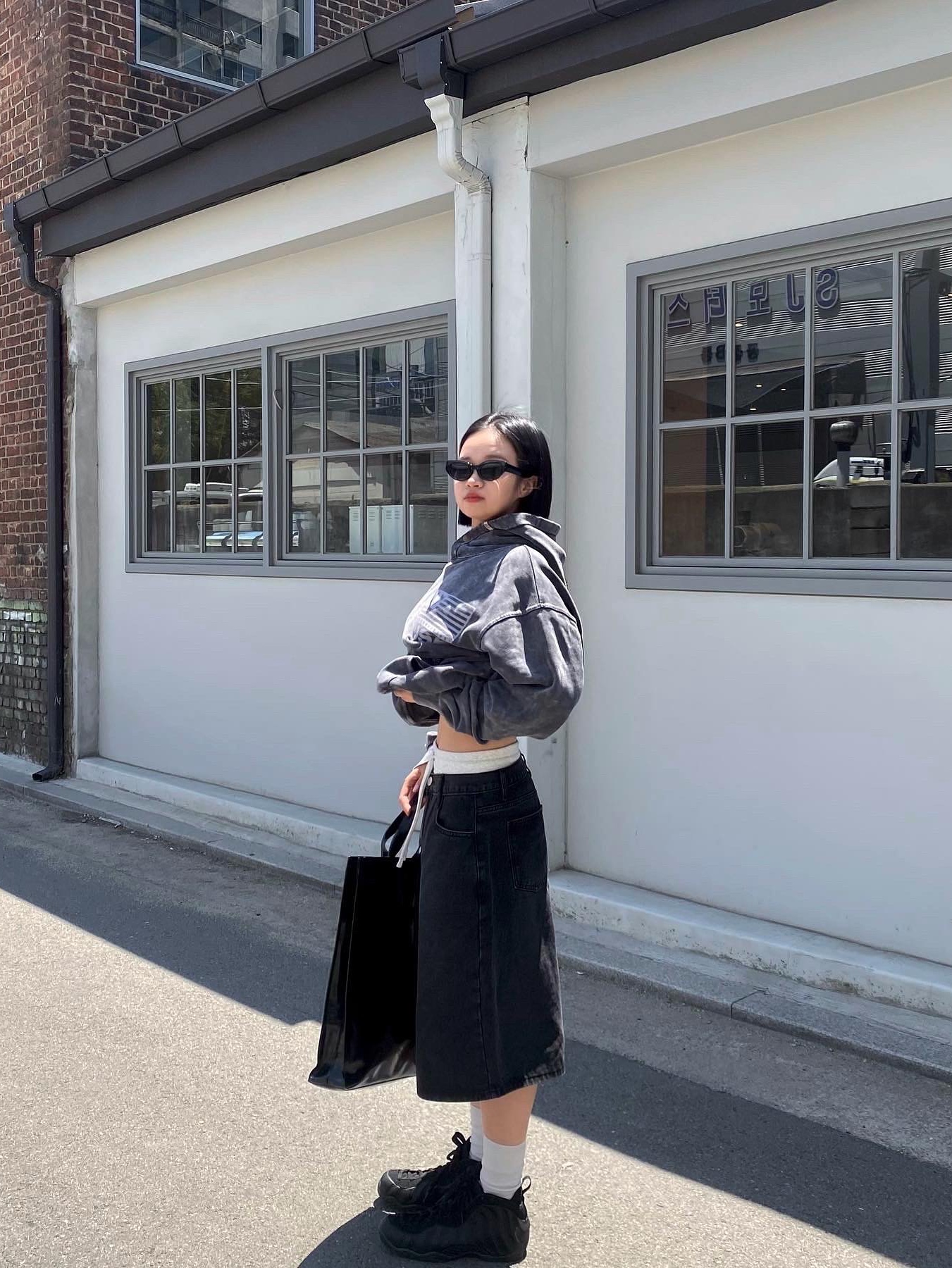 Acne Studios Logo Tote Bag Black, Nike Air Foamposite One Black Anthracite 착용 스타일 - 3
