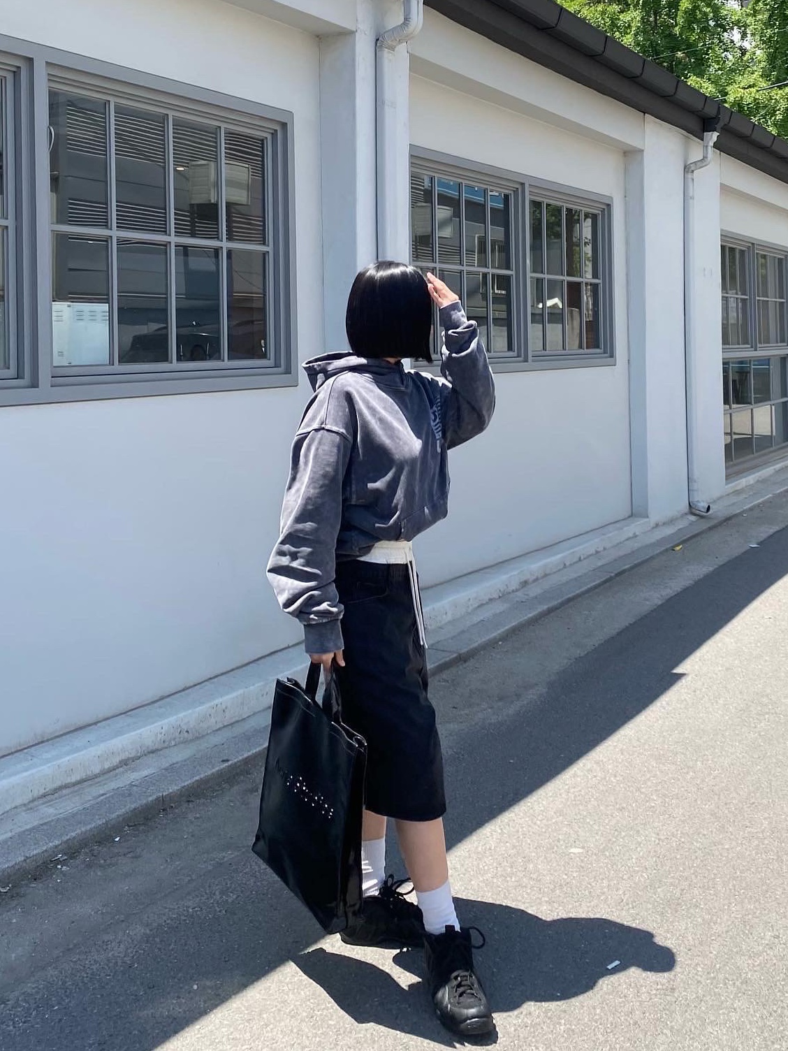 Acne Studios Logo Tote Bag Black, Nike Air Foamposite One Black Anthracite 착용 스타일 - 1