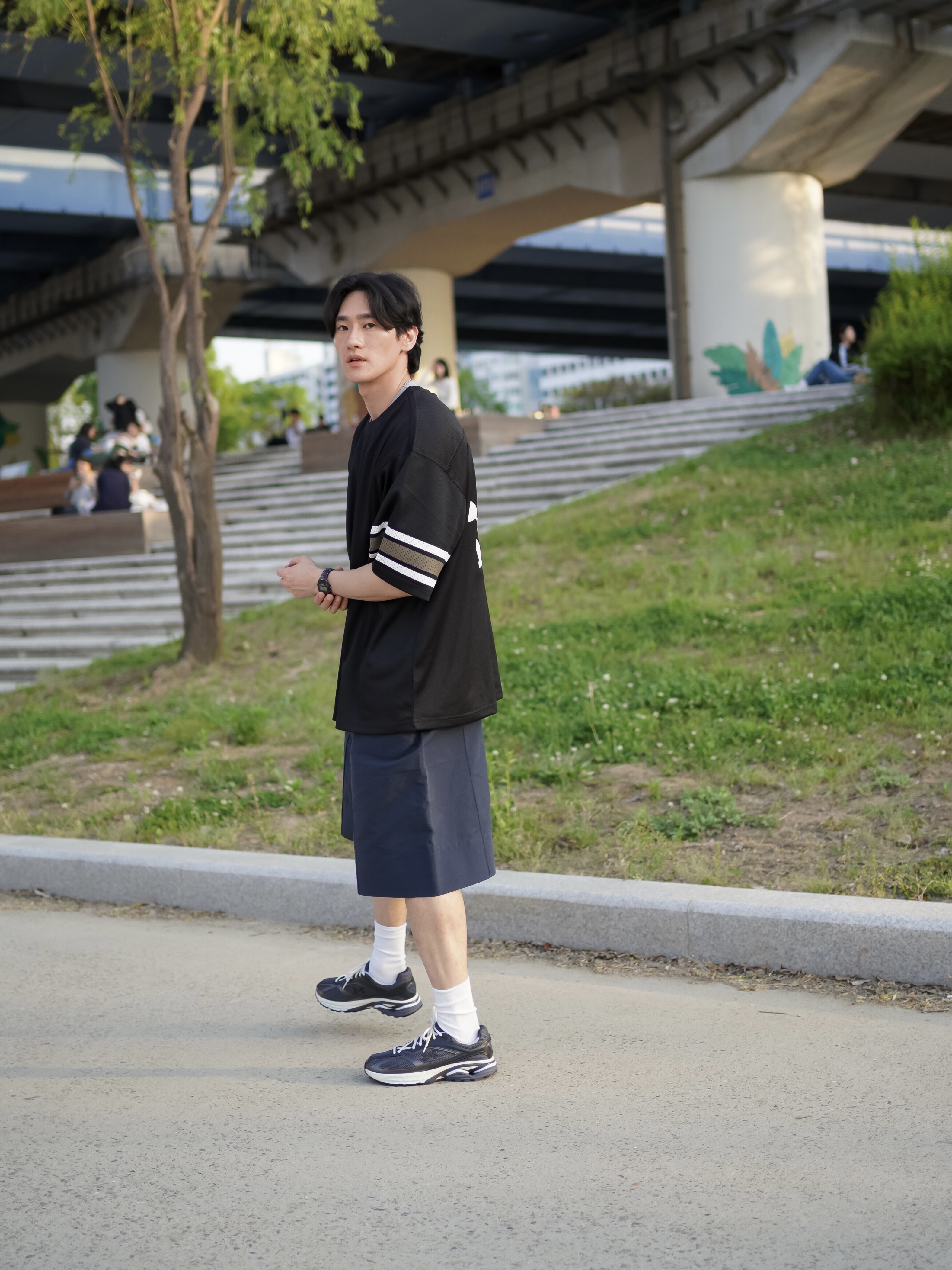 Stussy Surfman Mesh Football Jersey Black, Under Armour Hovr Apparition Castlerock Metallic Black 착용 스타일 - 3